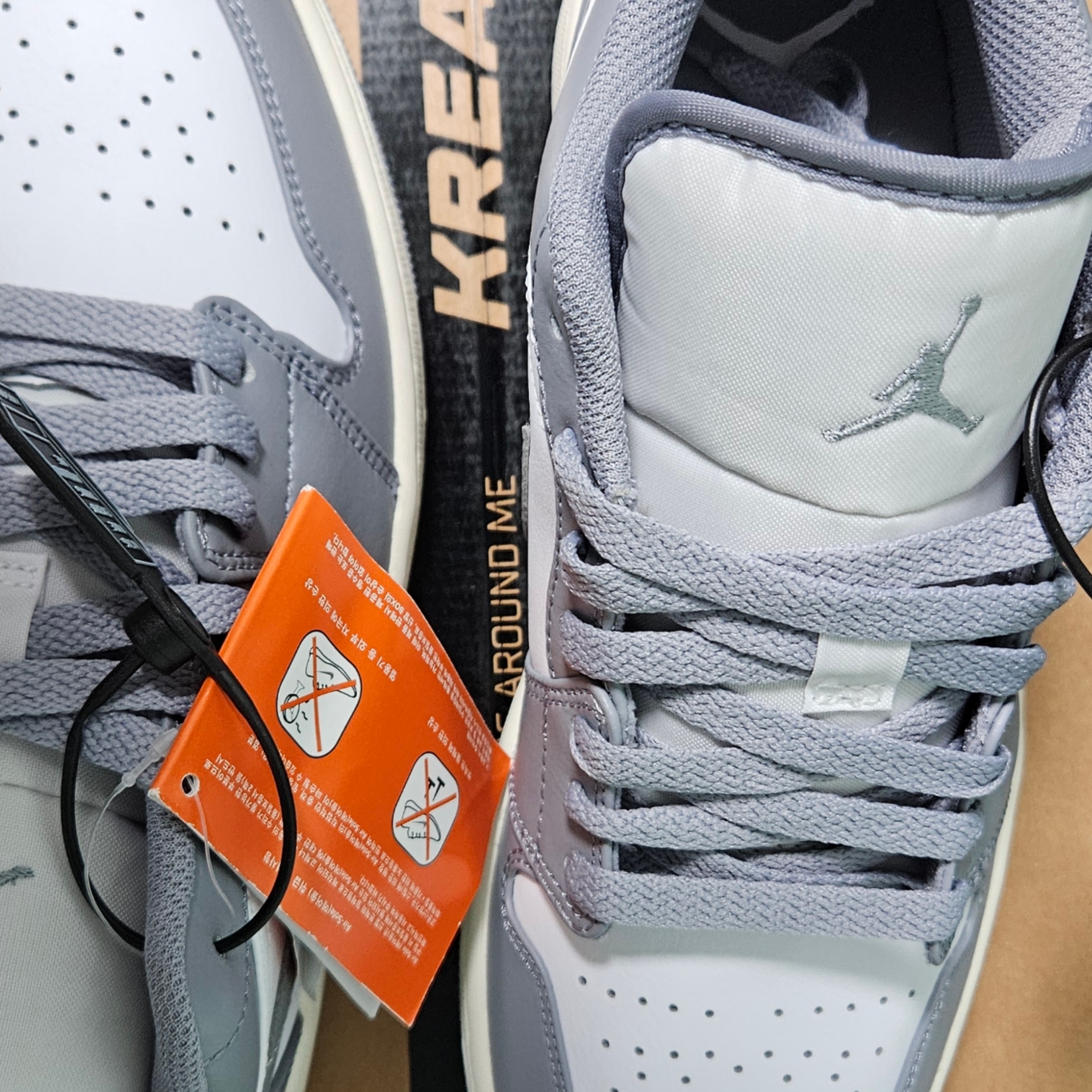 Jordan 1 Low Stealth and White 착용 스타일