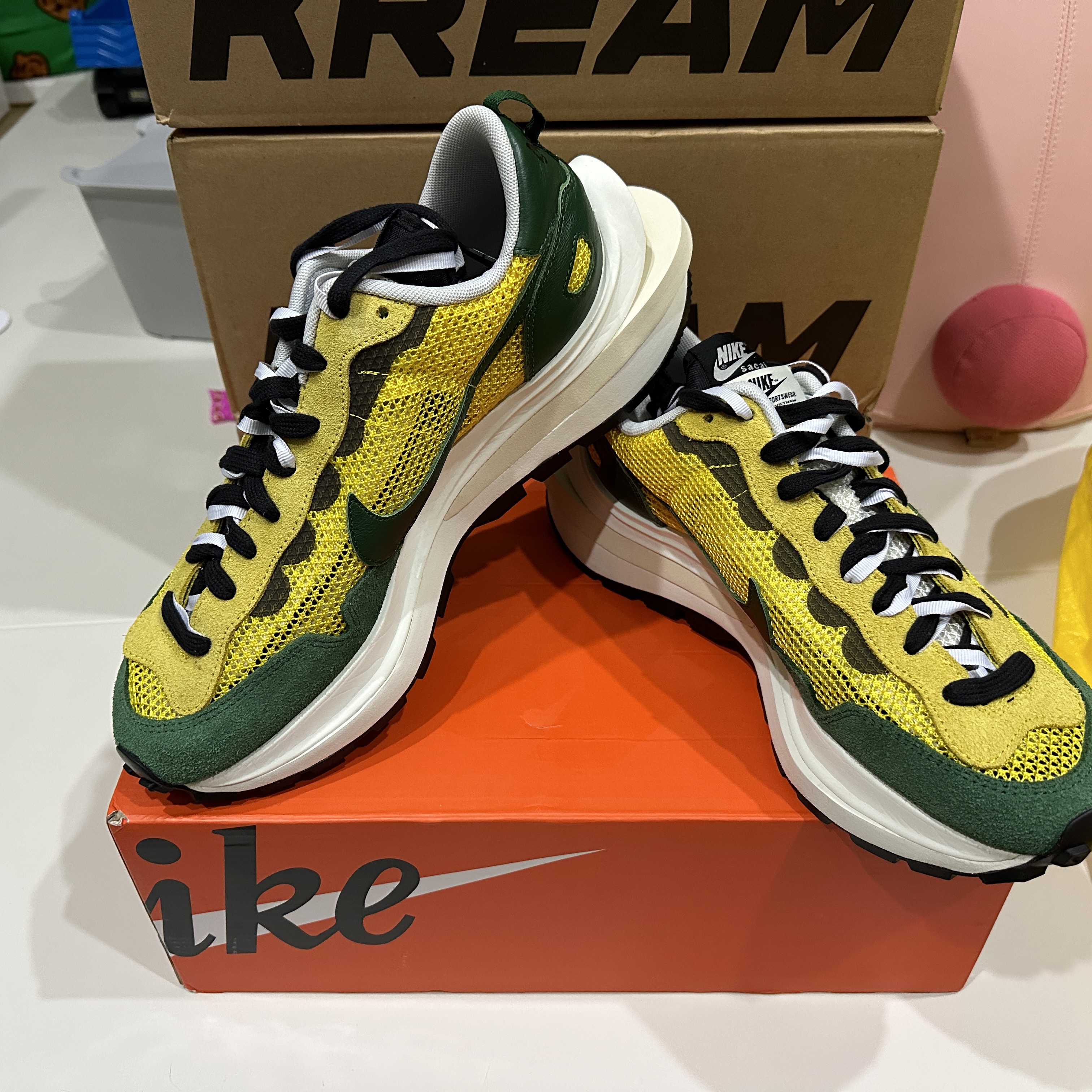 Nike x Sacai VaporWaffle Tour Yellow & Gorge Green Sail 착용 스타일