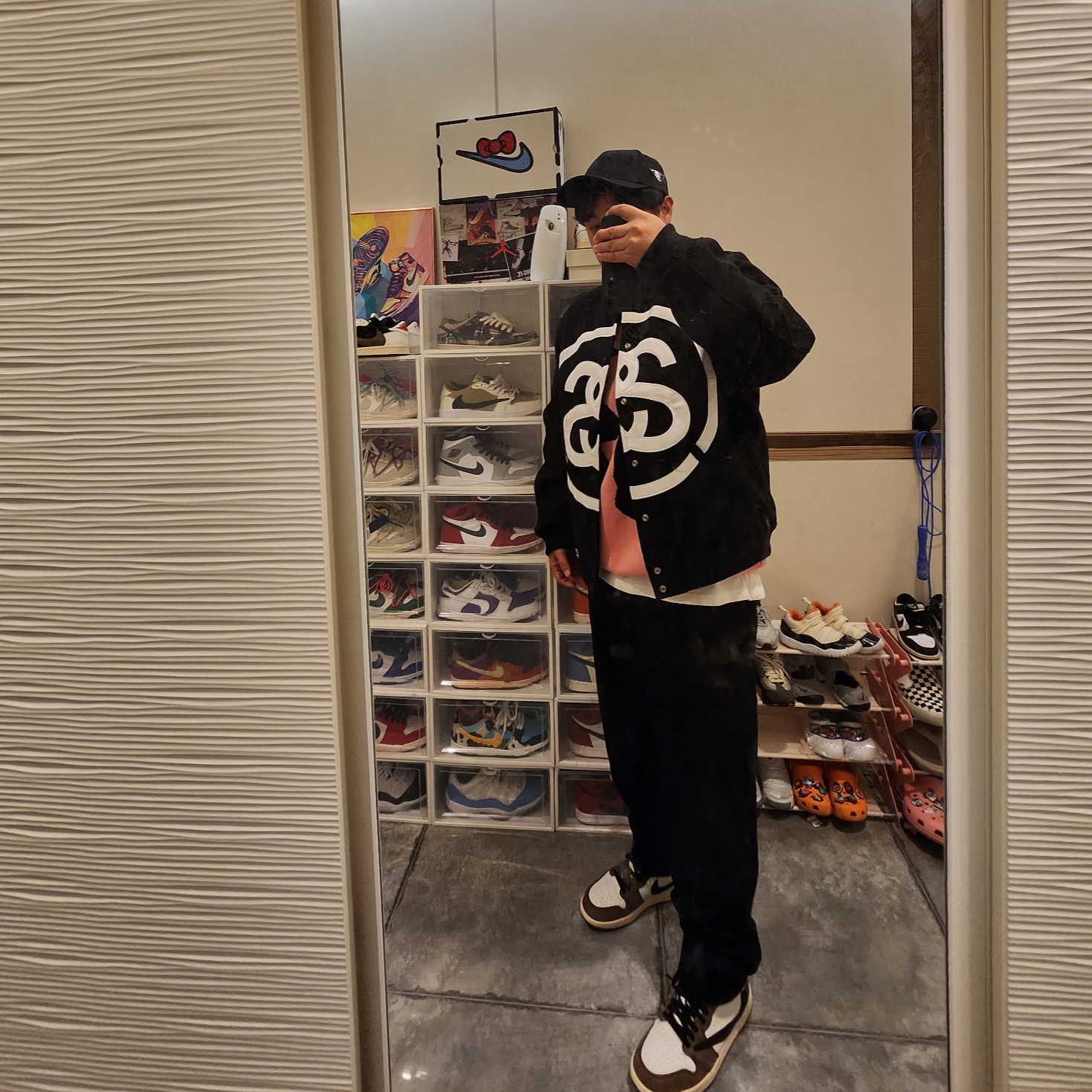 Stussy SS Link Varsity Jacket Black, Jordan 1 x Travis Scott Retro High OG SP Mocha 착용 스타일