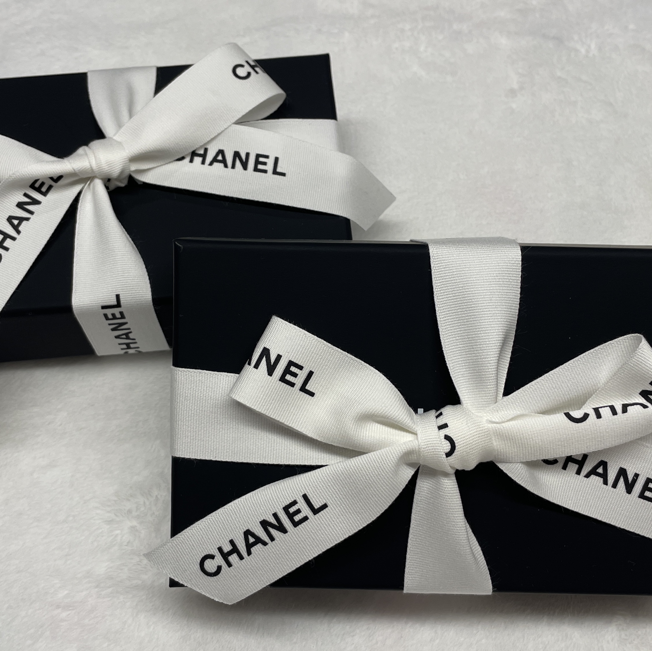 Chanel Classic Card Holder Grained Calfskin & Silver Black 착용 스타일 - 4