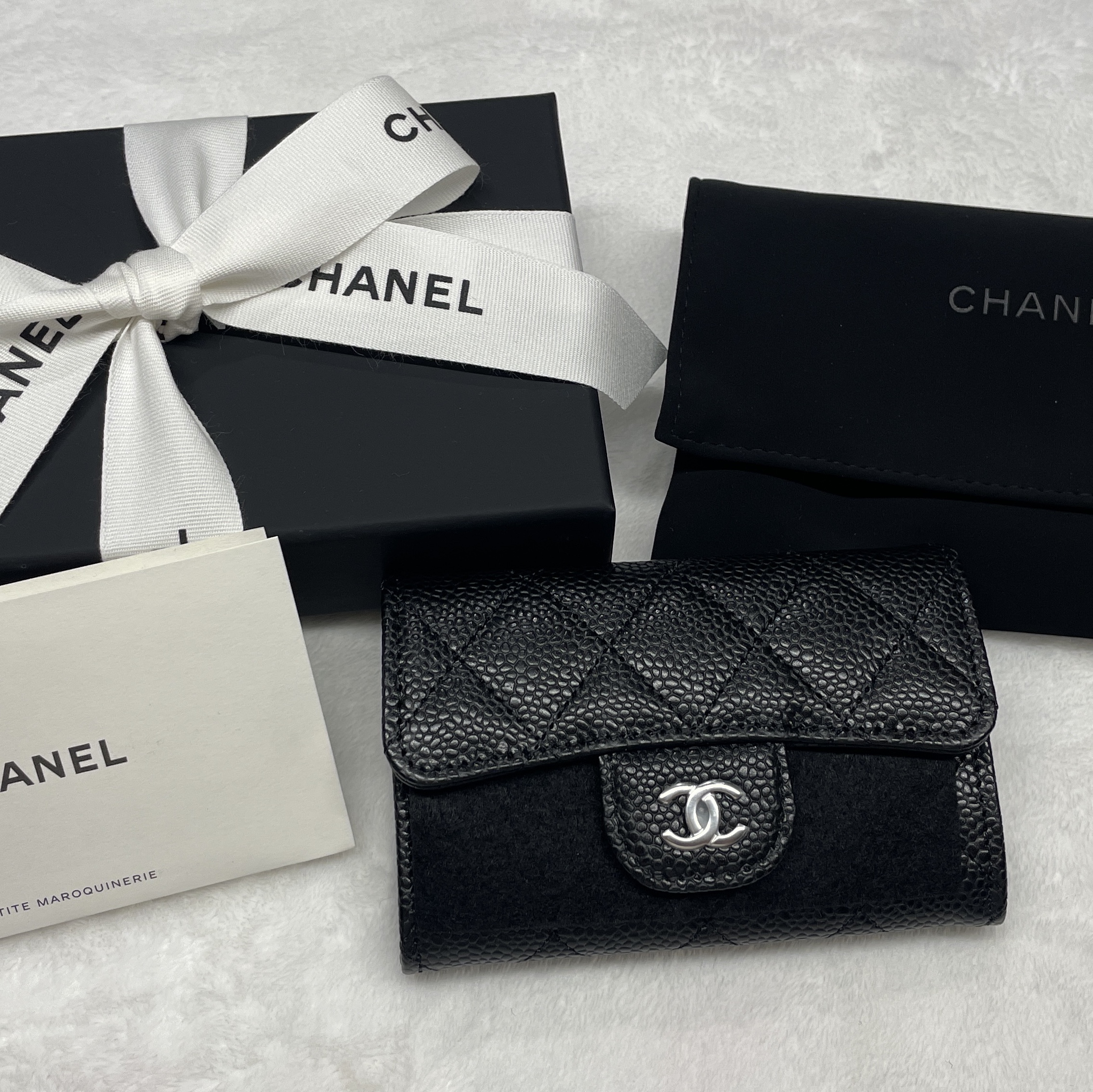 Chanel Classic Card Holder Grained Calfskin & Silver Black 착용 스타일 - 3