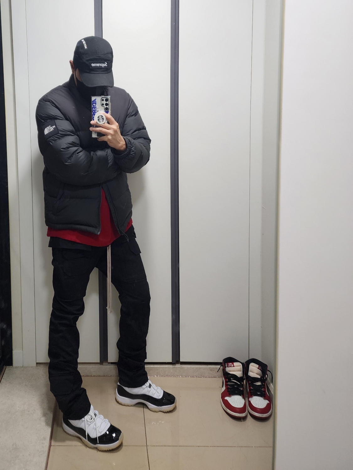 The North Face 1992 Nuptse Jacket Charcoal, Jordan 11 Retro Gratitude 착용 스타일 - 1