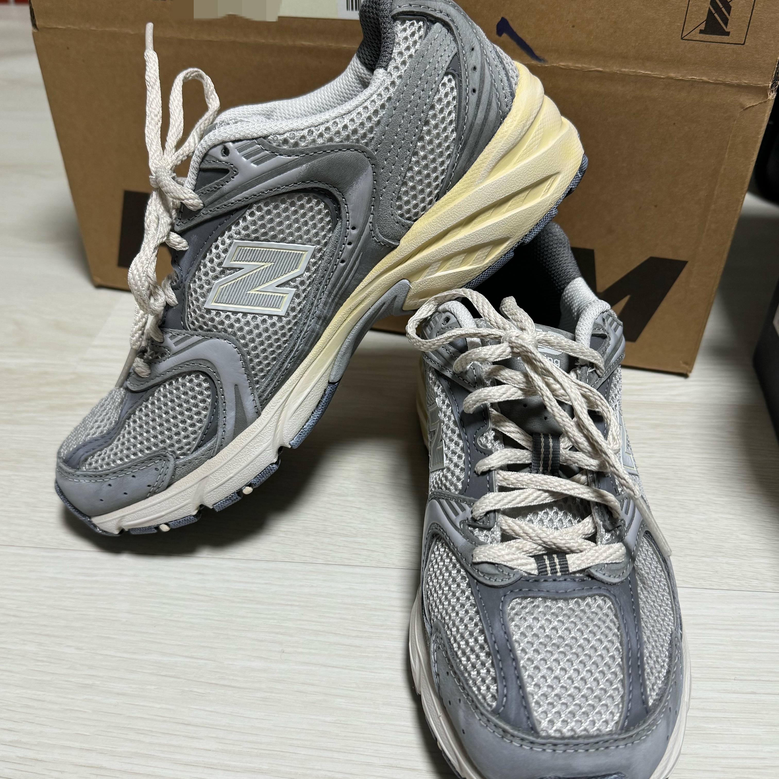 New Balance 530 Premium Vintage Grey Matter 착용 스타일