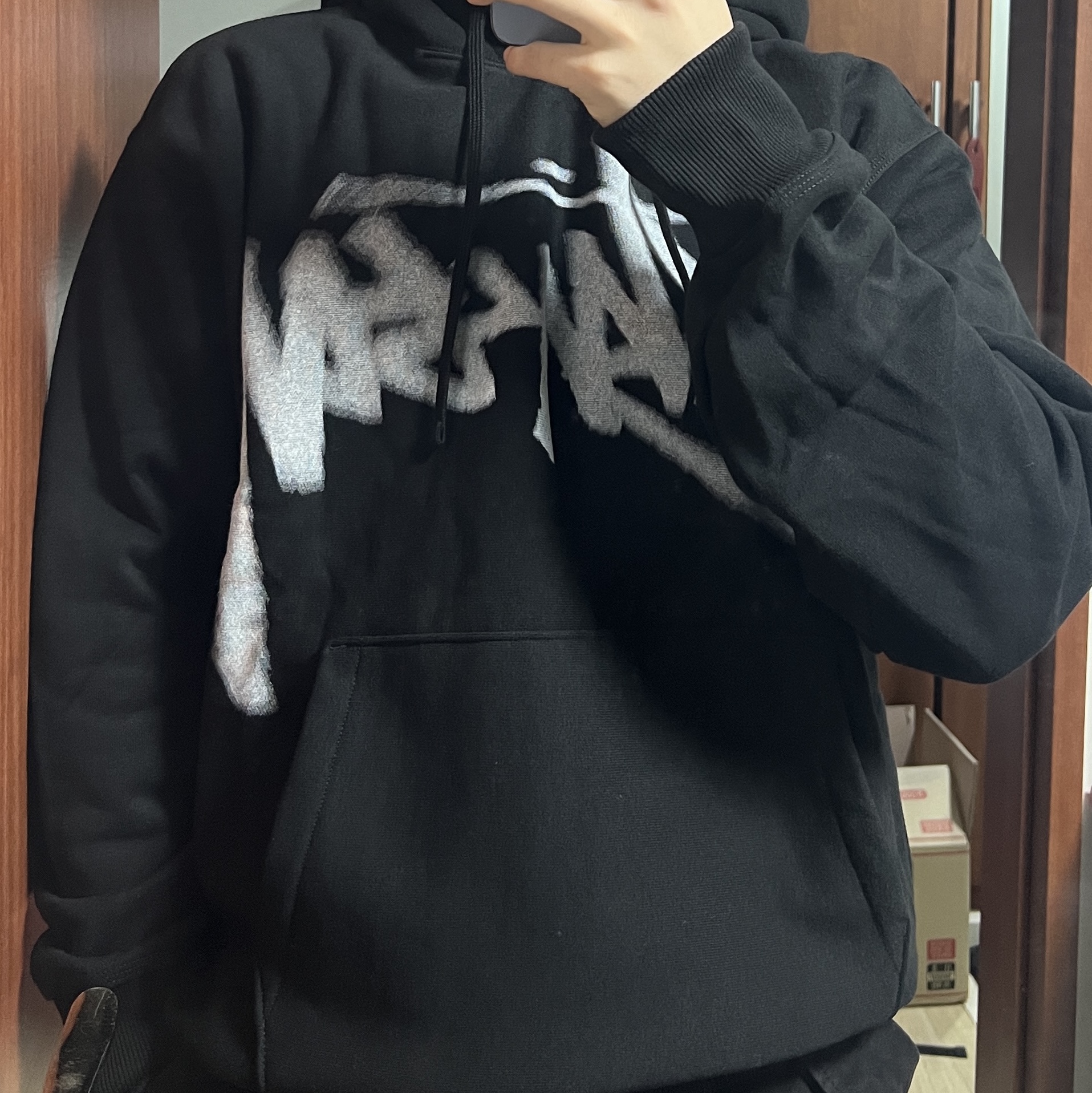Stussy Dizzy Stock Hoodie Black 착용 스타일