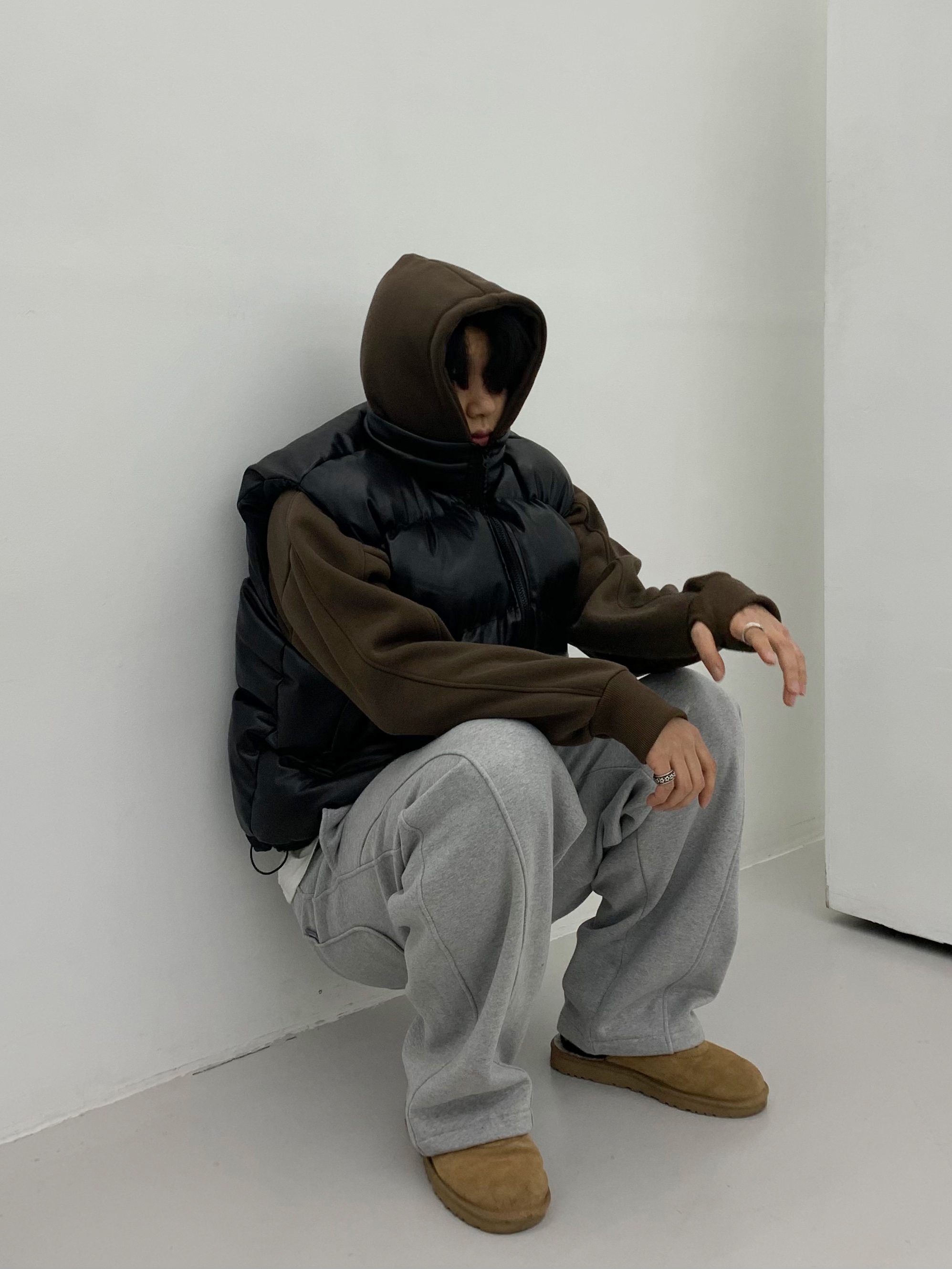 어그 x 텔파 슬립온 체스트넛 착용 스타일 - 1