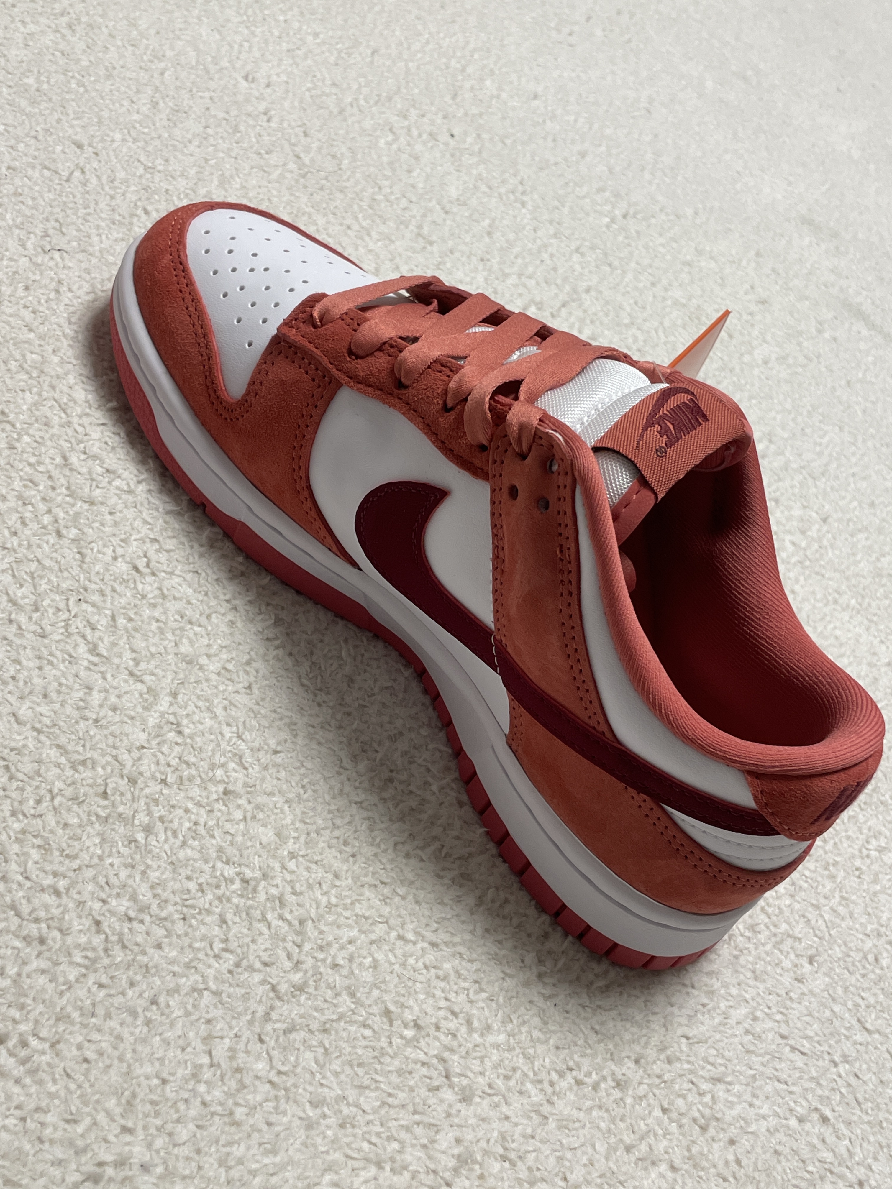 (W) Nike Dunk Low Valentine Day White Adobe 착용 스타일 - 3