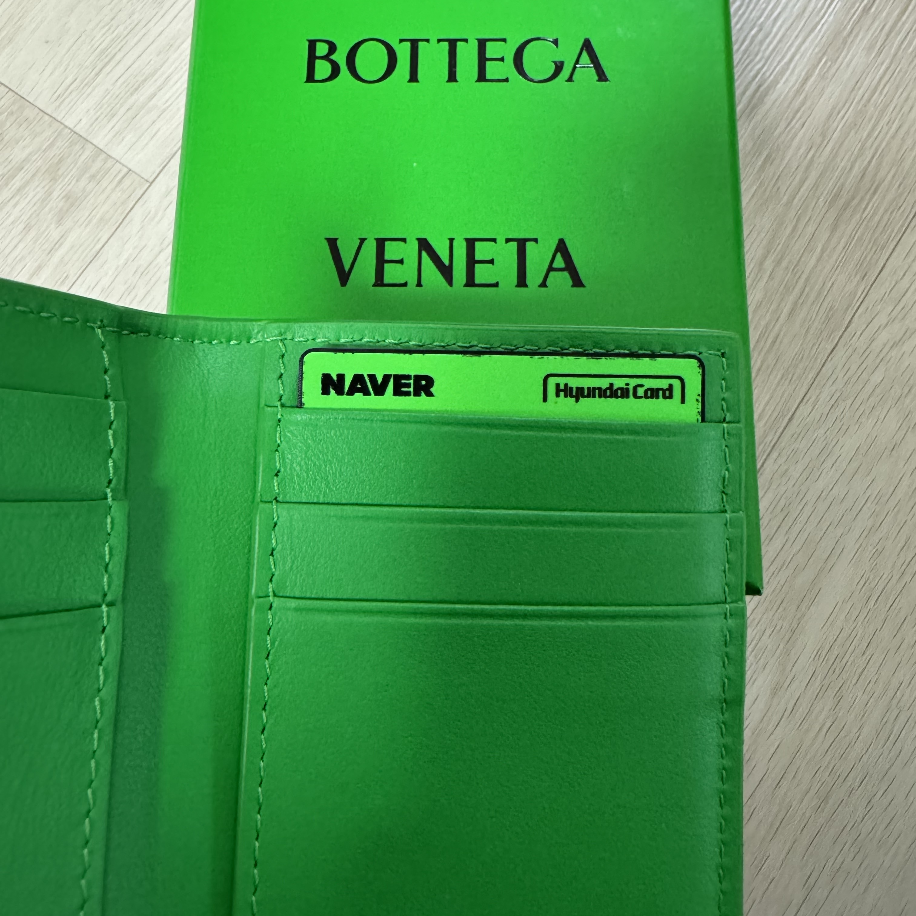 Bottega Veneta Flap Card Case Parakeet 착용 스타일