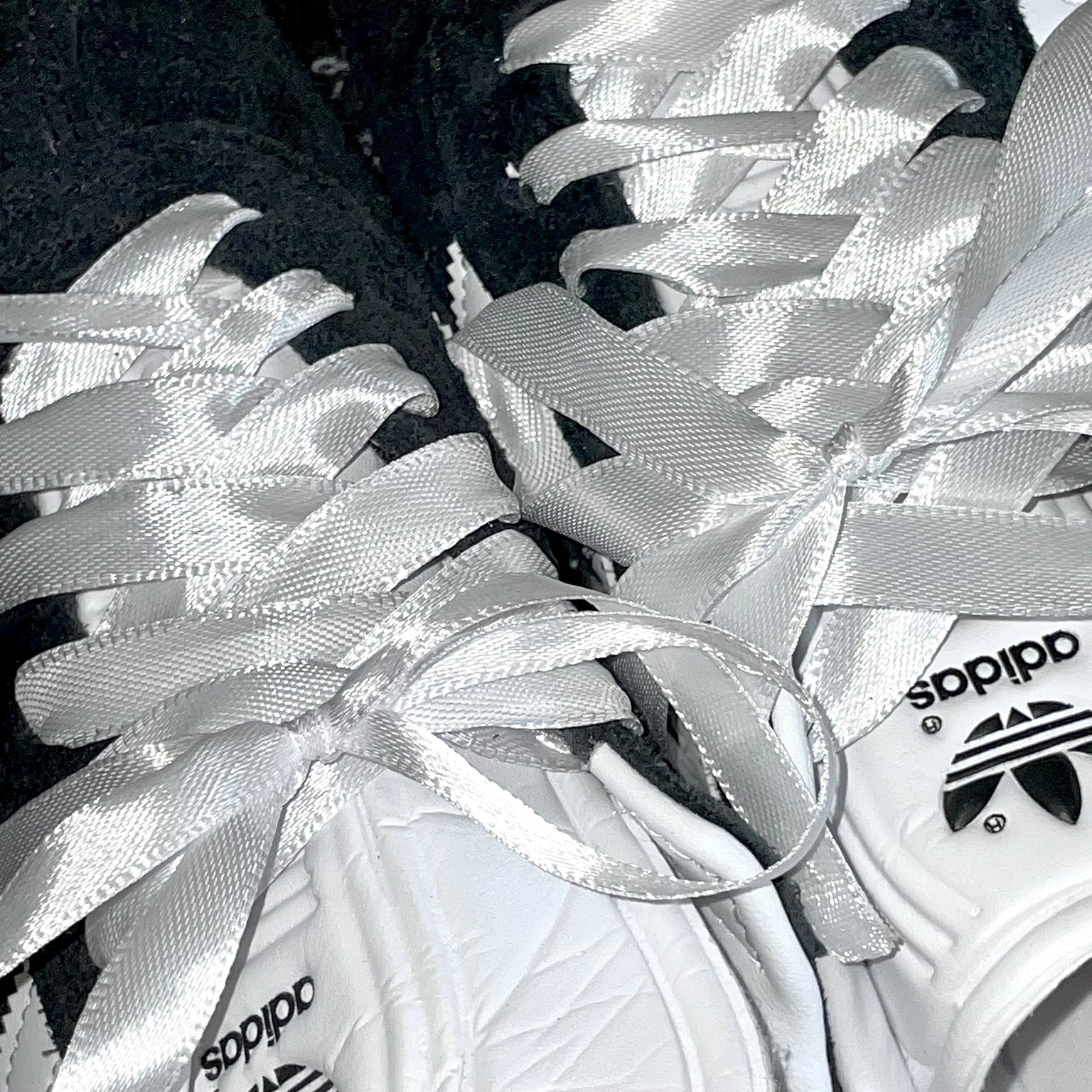 Adidas Gazelle 85 Black White Gold 착용 스타일