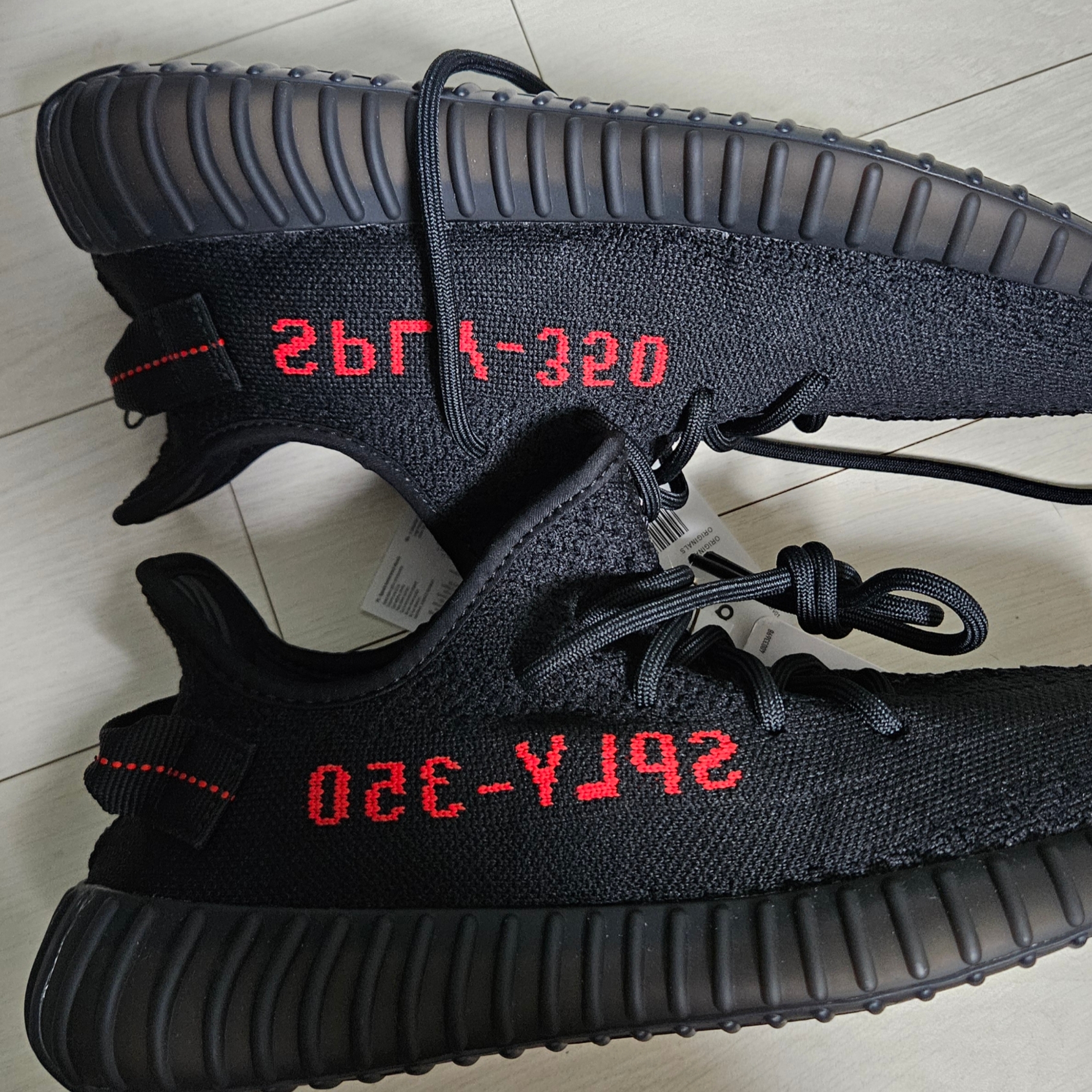 Adidas Yeezy Boost 350 V2 Black Red 2020 착용 스타일