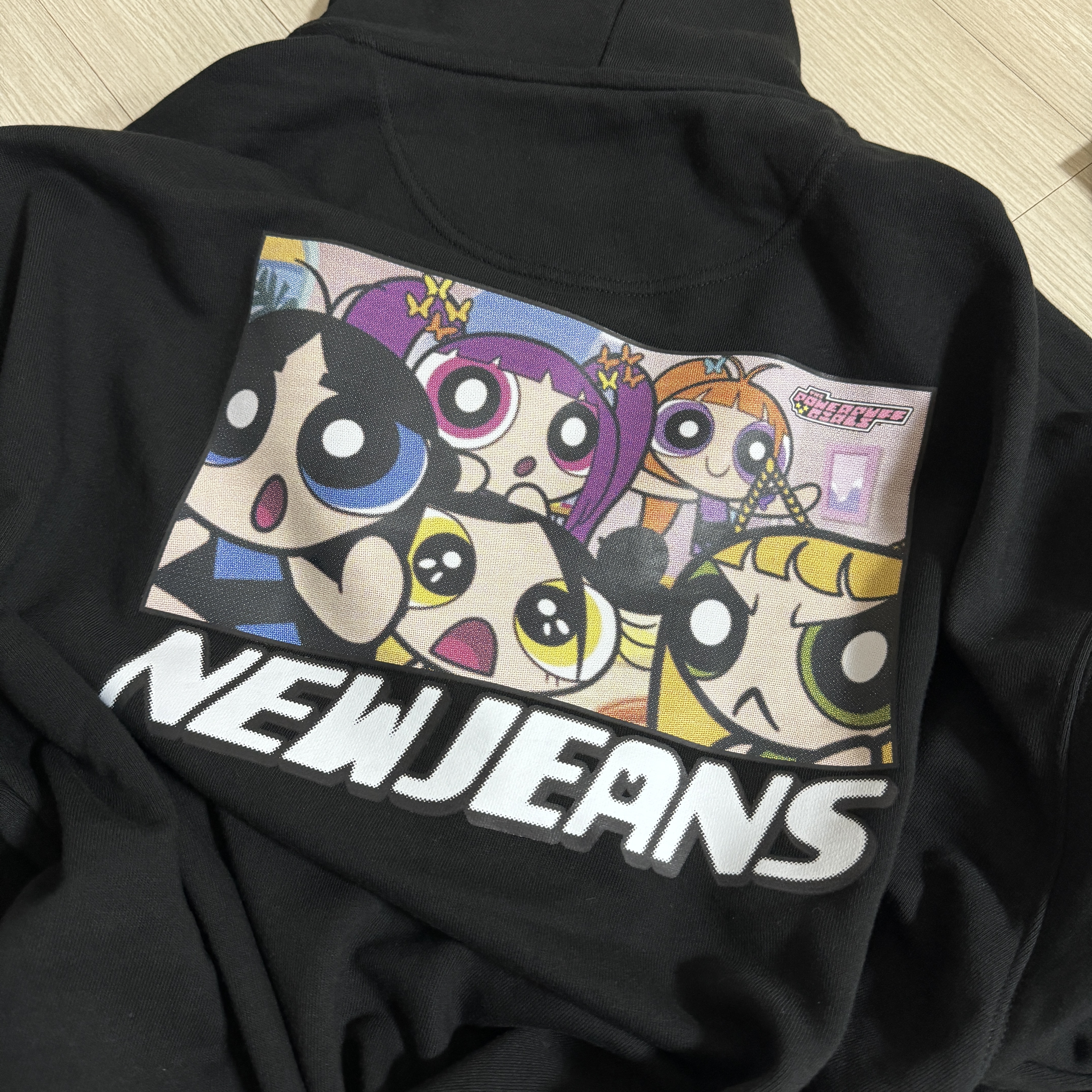 Newjeans x The Powerpuff Girls Full-Zip Hooded Sweatshirt Black 착용 스타일