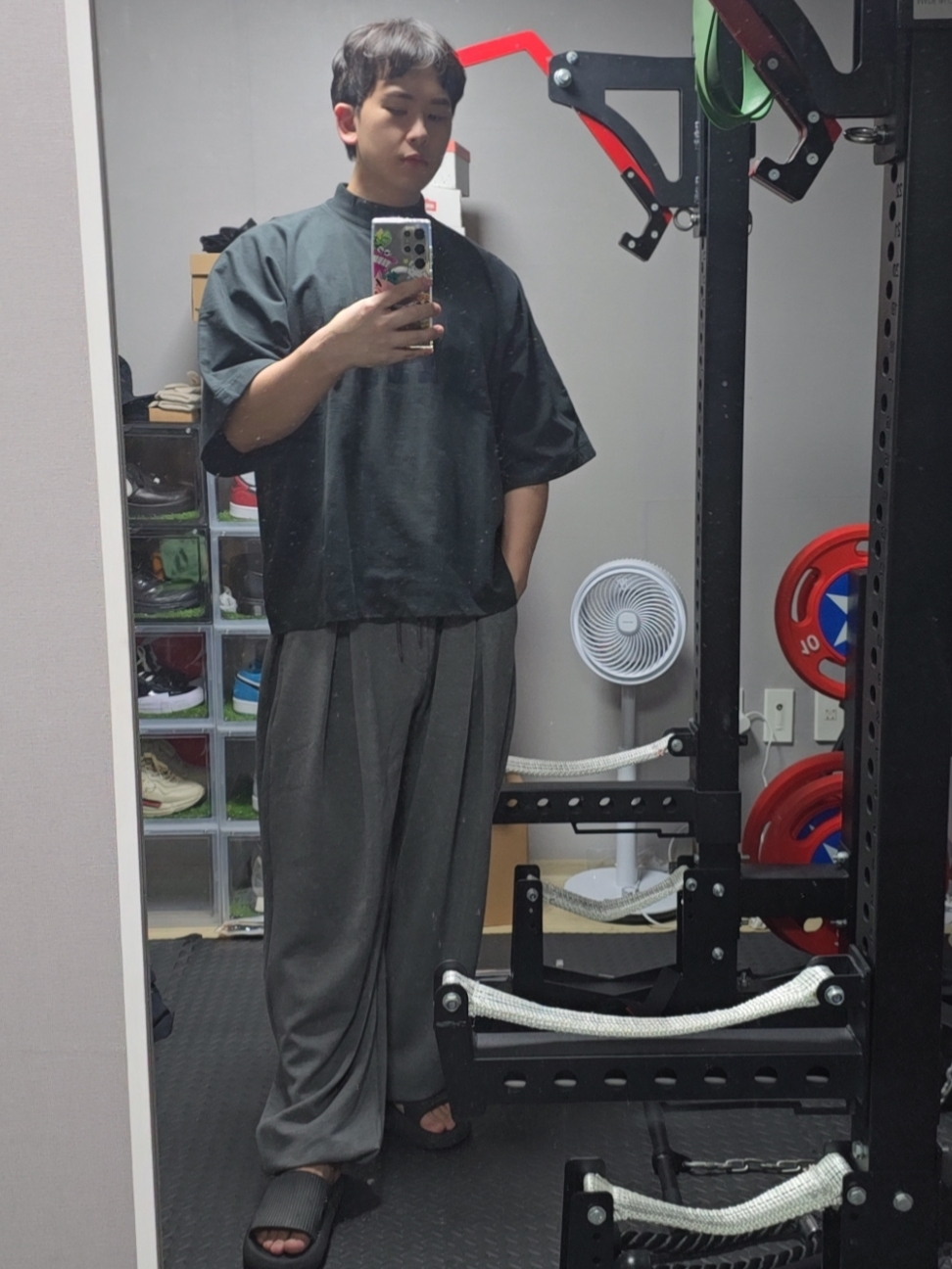 Yeezy Gap Engineered By Balenciaga Dove No Seam T-Shirt Black 착용 스타일