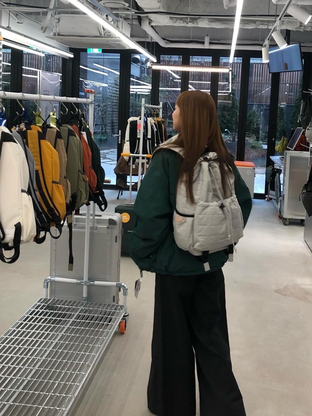 String Puffer Backpack 758 Gray 착용 스타일
