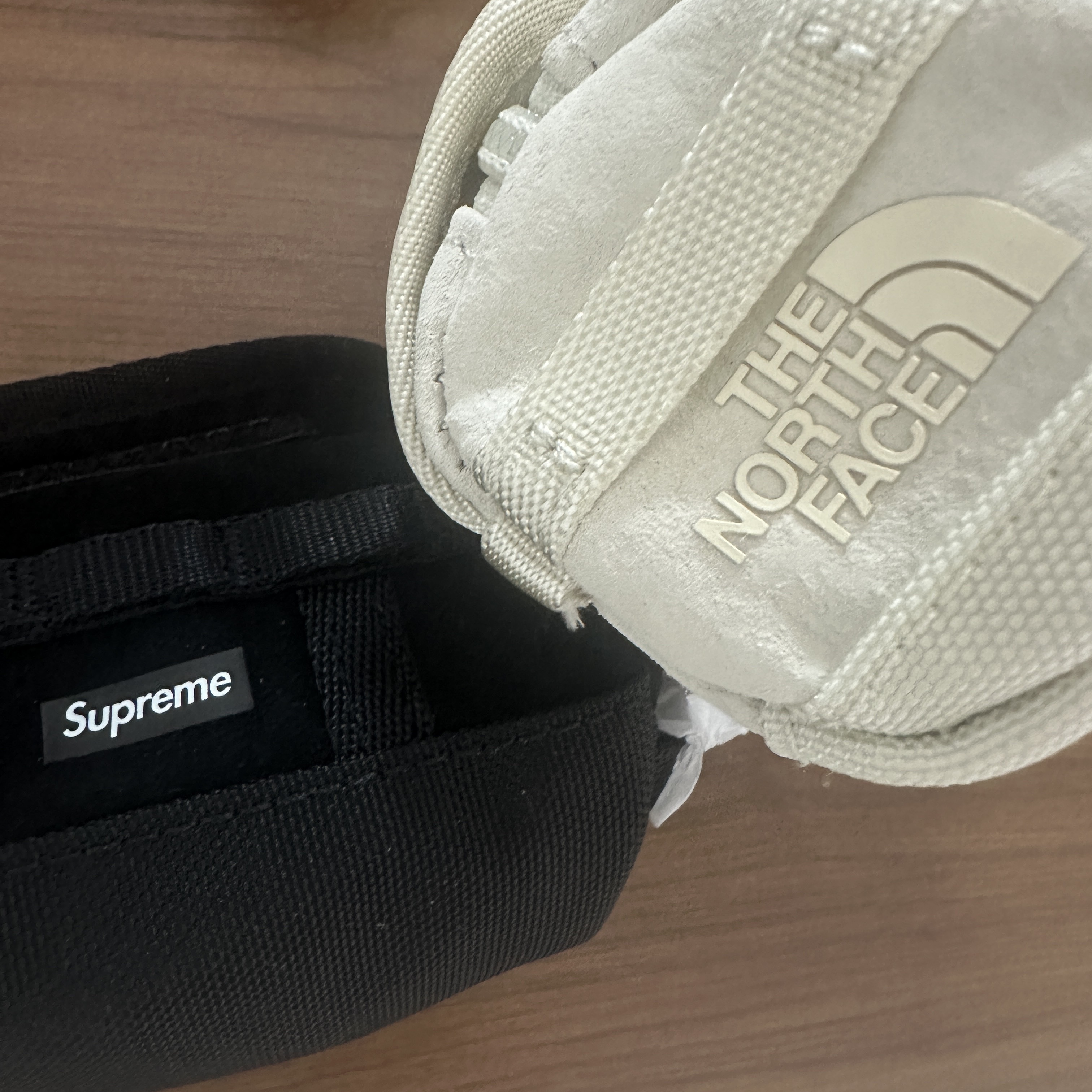 Supreme x The North Face Suede Base Camp Duffle Keychain Stone - 23FW, Supreme x The North Face Suede Base Camp Duffle Keychain Black - 23FW 착용 스타일