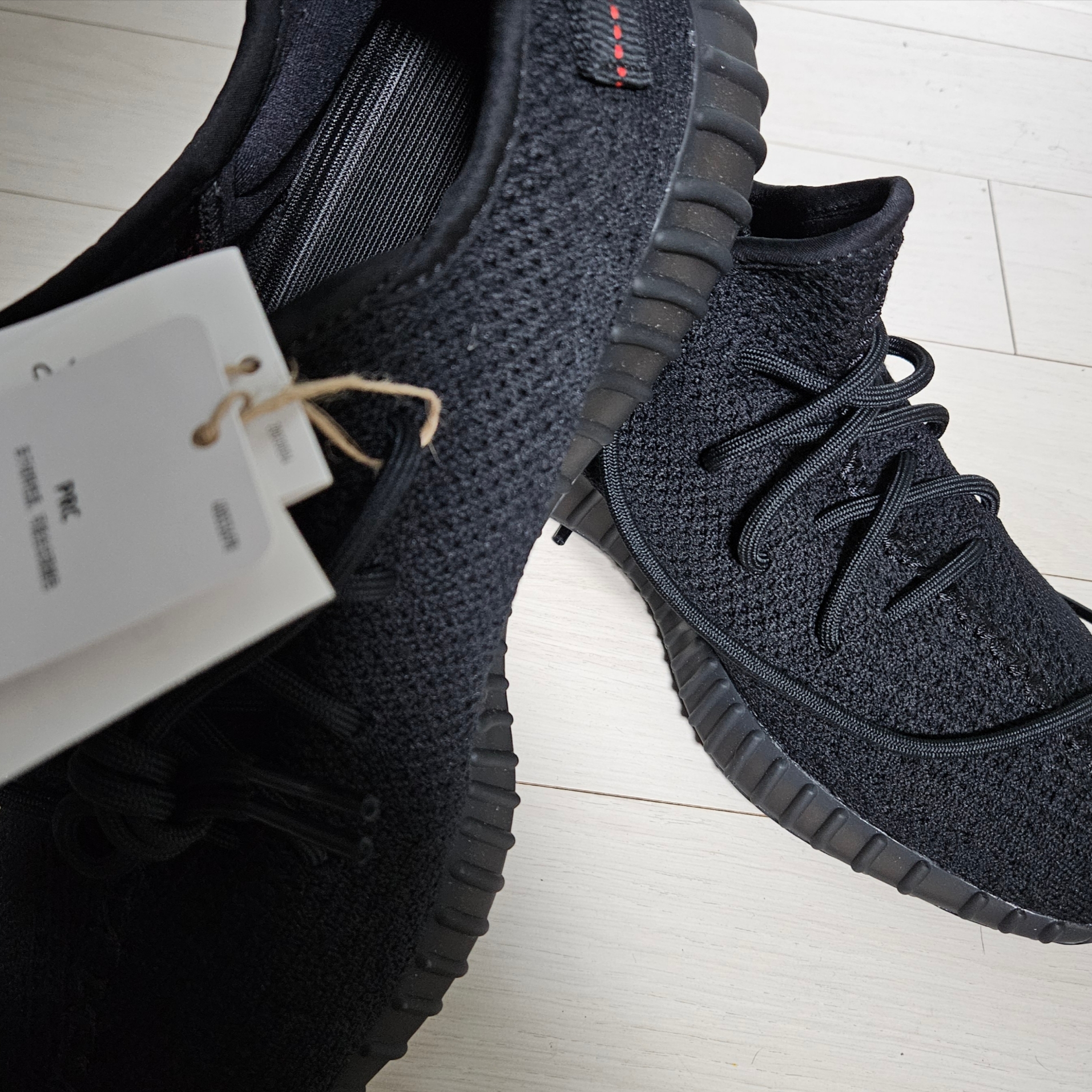 Adidas Yeezy Boost 350 V2 Black Red 2020 착용 스타일