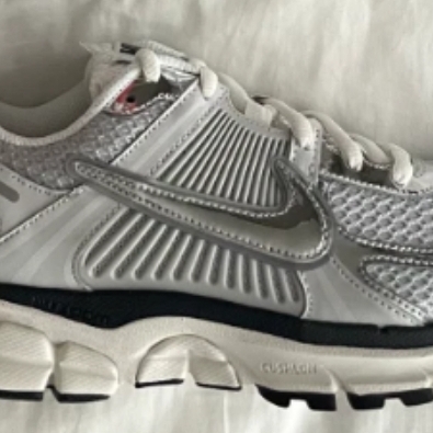(W) Nike Zoom Vomero 5 Photon Dust and Metallic Silver 착용 스타일