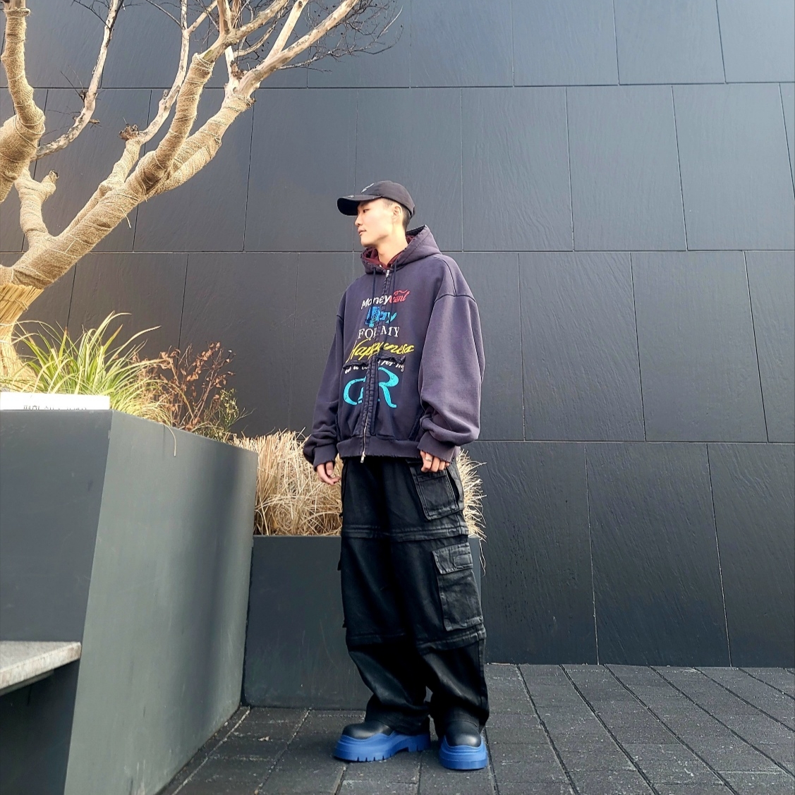 Project G/R Happiness Zip Hoodie Navy, Project G/R Oversized Convertible Cargo Pants Coated Black 착용 스타일 - 3