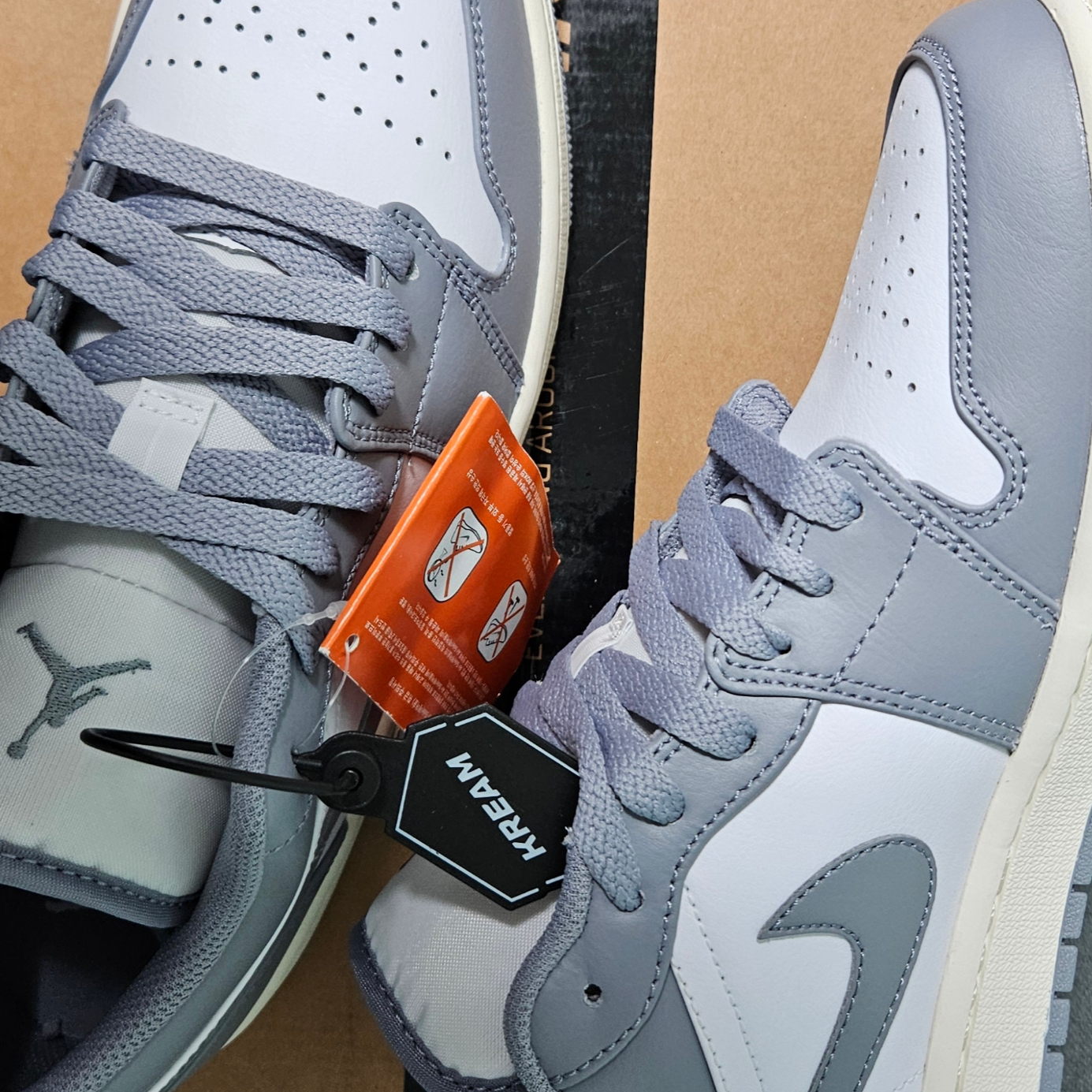 Jordan 1 Low Stealth and White 착용 스타일