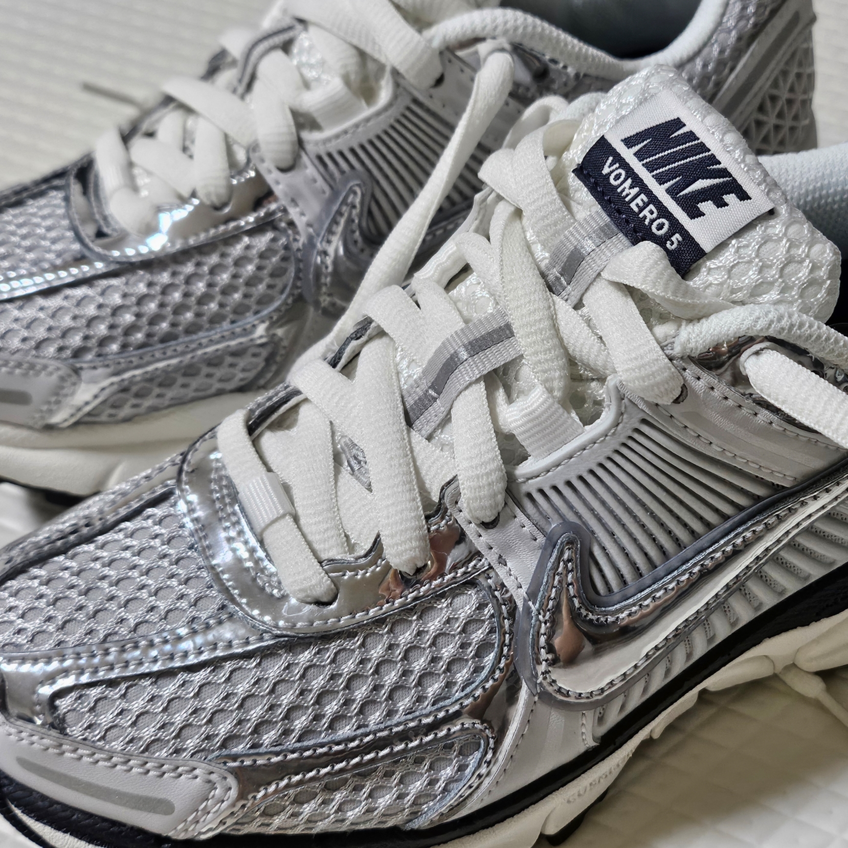 (W) Nike Zoom Vomero 5 Photon Dust and Metallic Silver 착용 스타일
