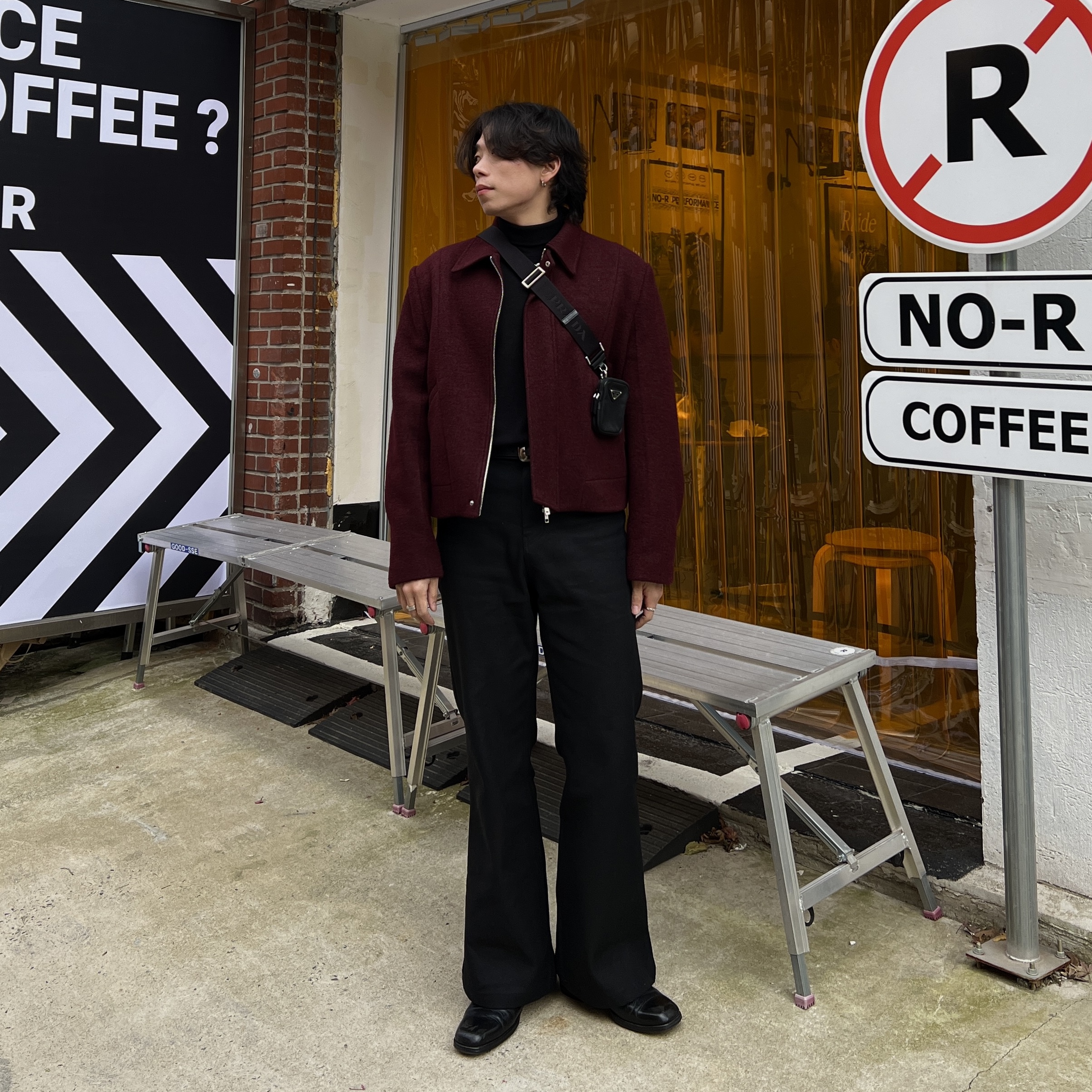 Prada Re-Nylon and Saffiano Leather Shoulder Bag Black 착용 스타일 - 2