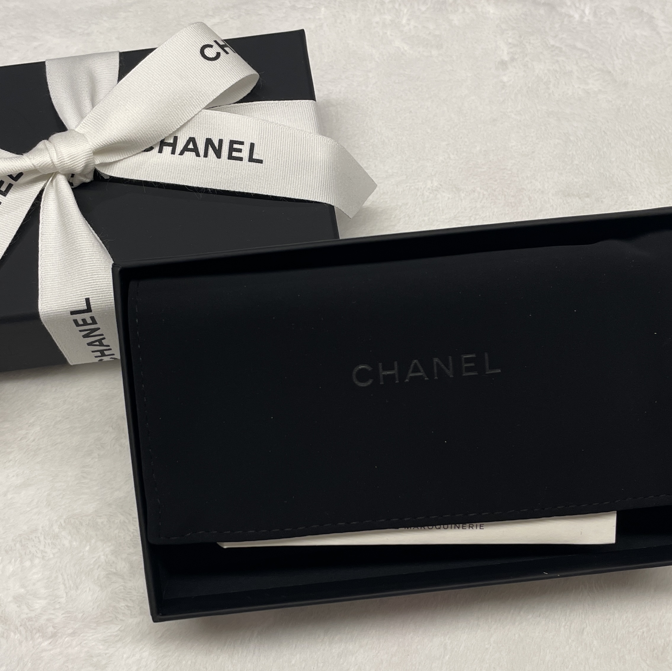 Chanel Classic Card Holder Grained Calfskin & Silver Black 착용 스타일 - 1
