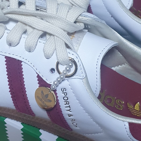 Adidas x Sporty & Rich Samba OG Cloud White Collegiate Burgundy 착용 스타일