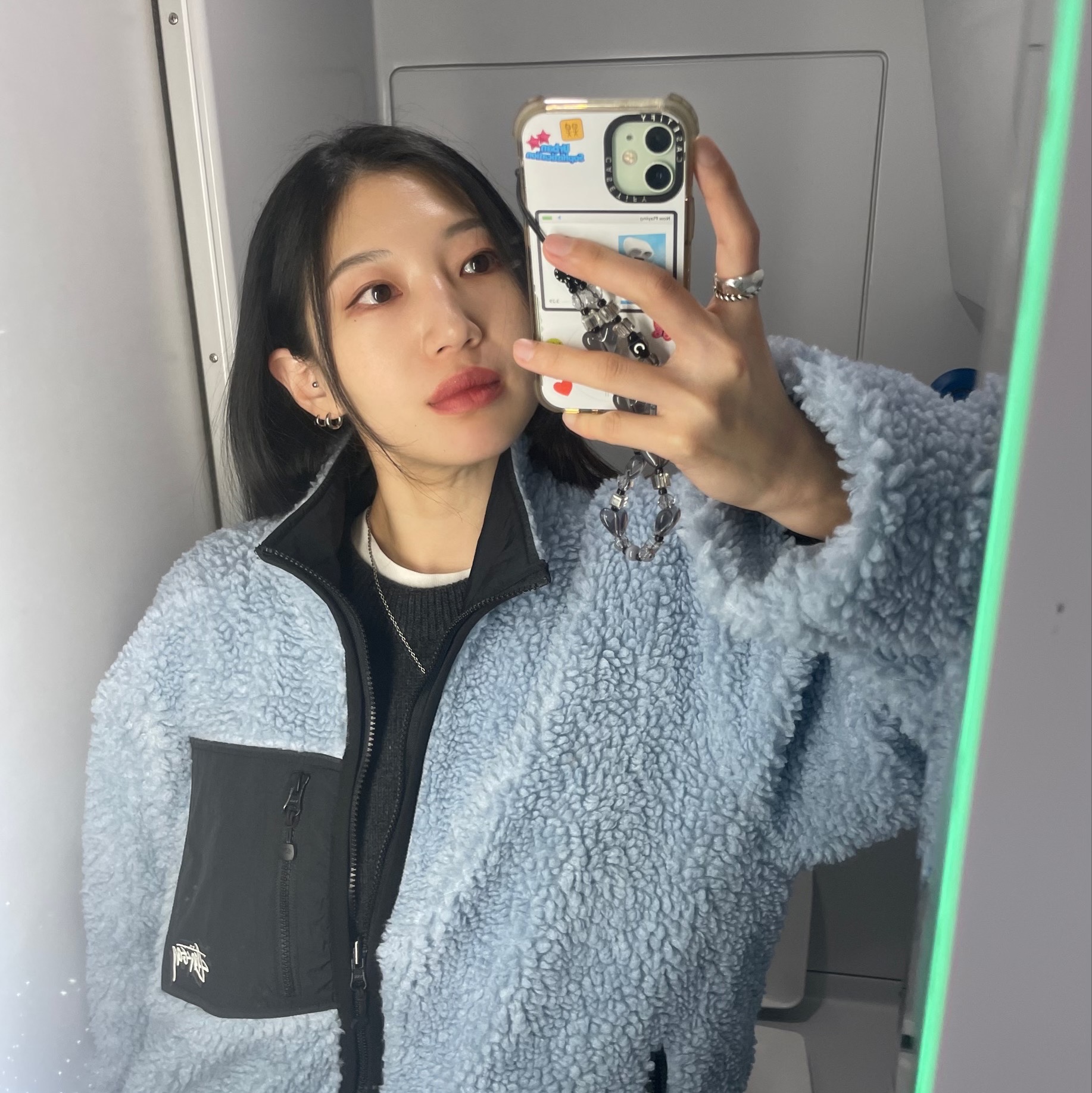스투시 쉐르파 리버시블 자켓 라이트 데님 착용 스타일