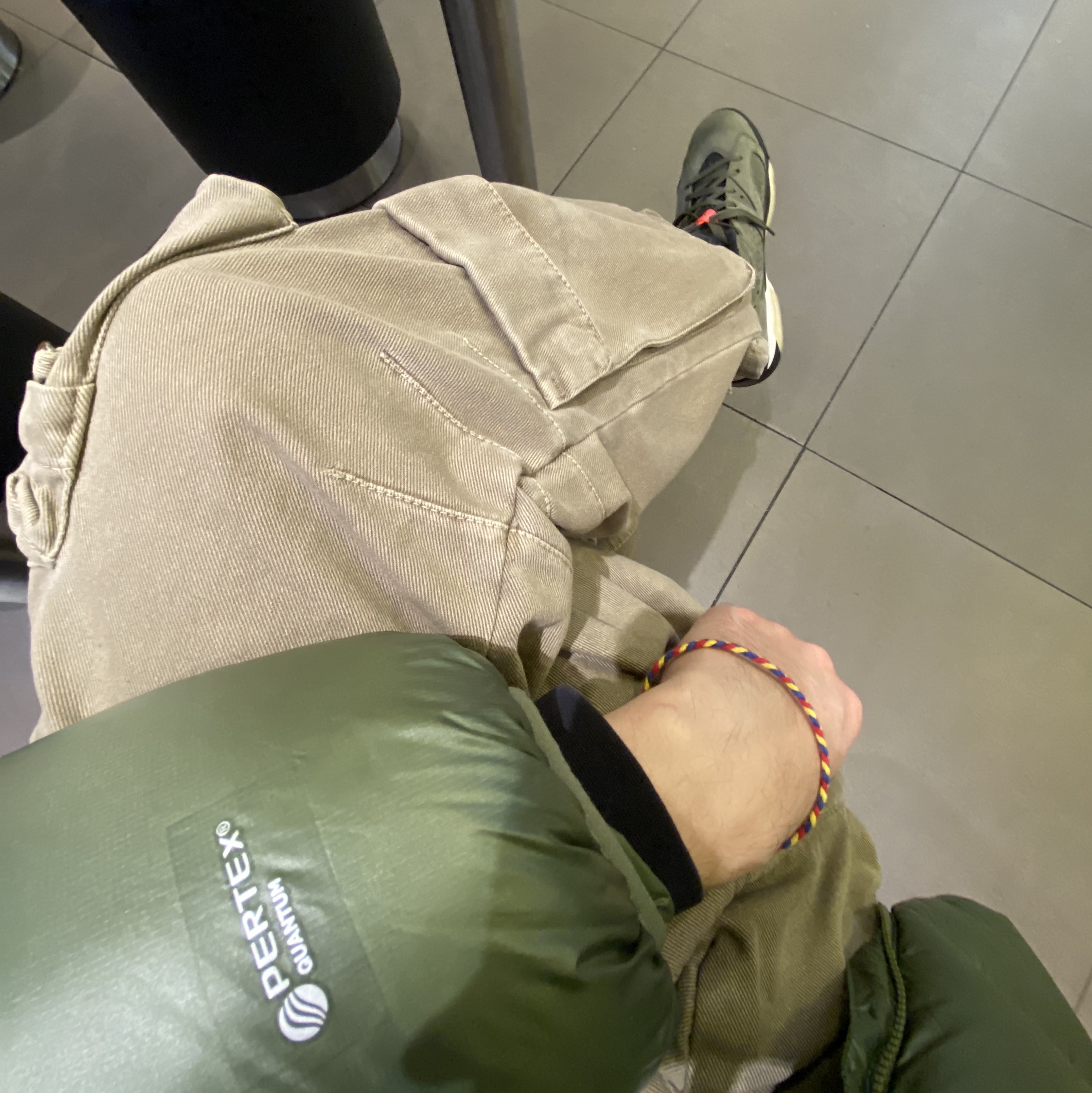 Supreme Featherweight Down Puffer Jacket Olive - 23FW, Jordan 6 x Travis Scott Retro Olive 착용 스타일 - 1