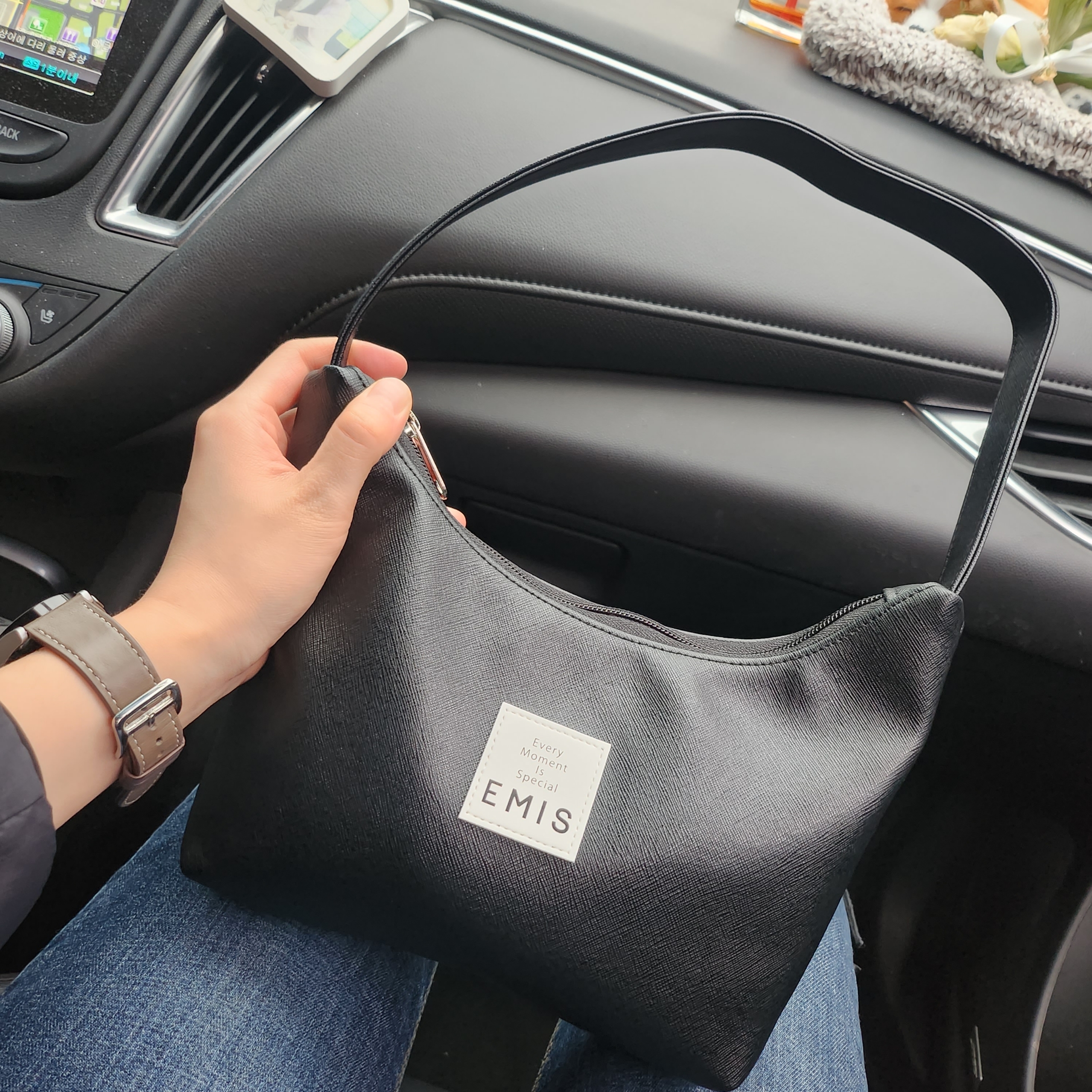 Emis Leather Hobo Bag Black 착용 스타일