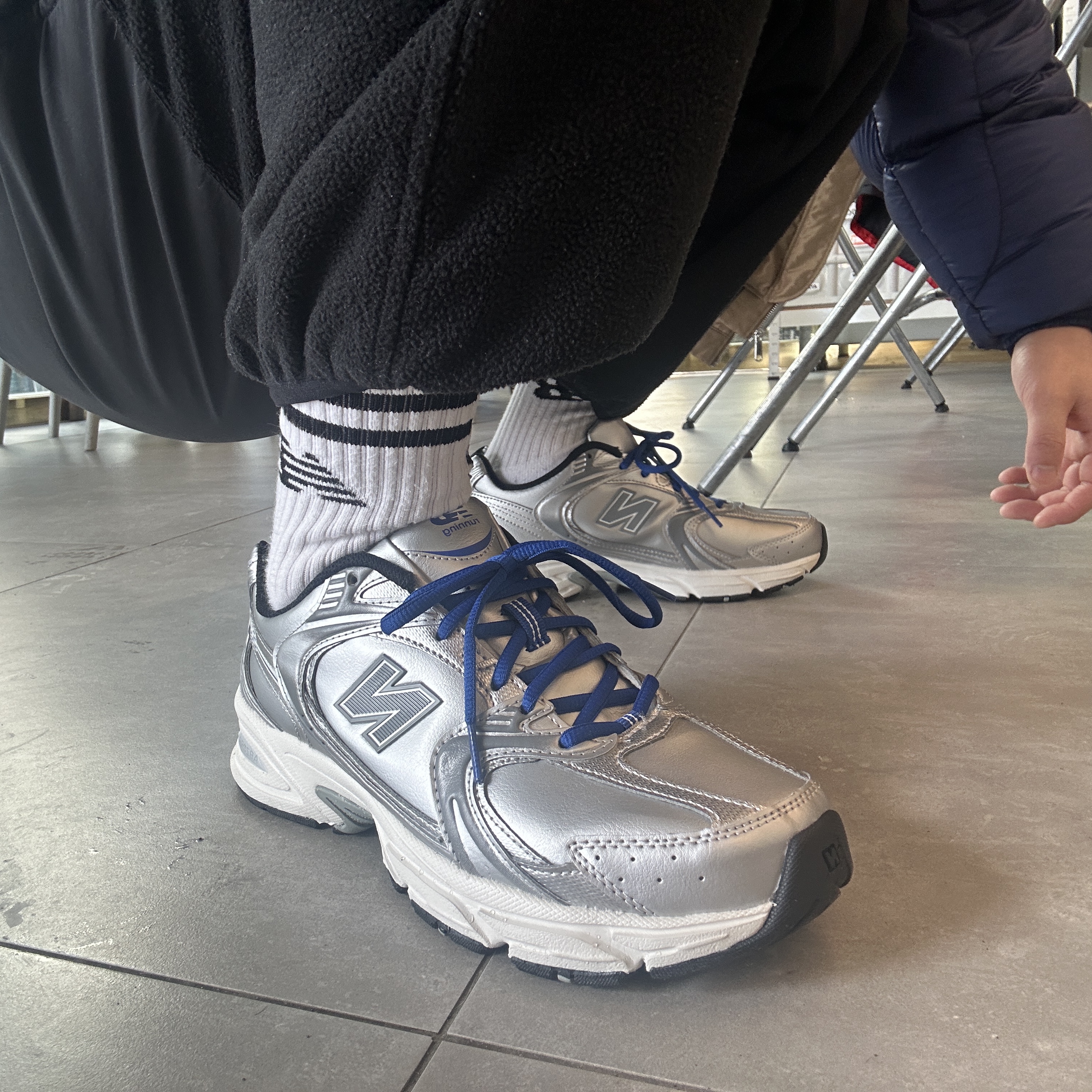New Balance x Yeseyesee 530 Silver Royal Blue 착용 스타일 - 2