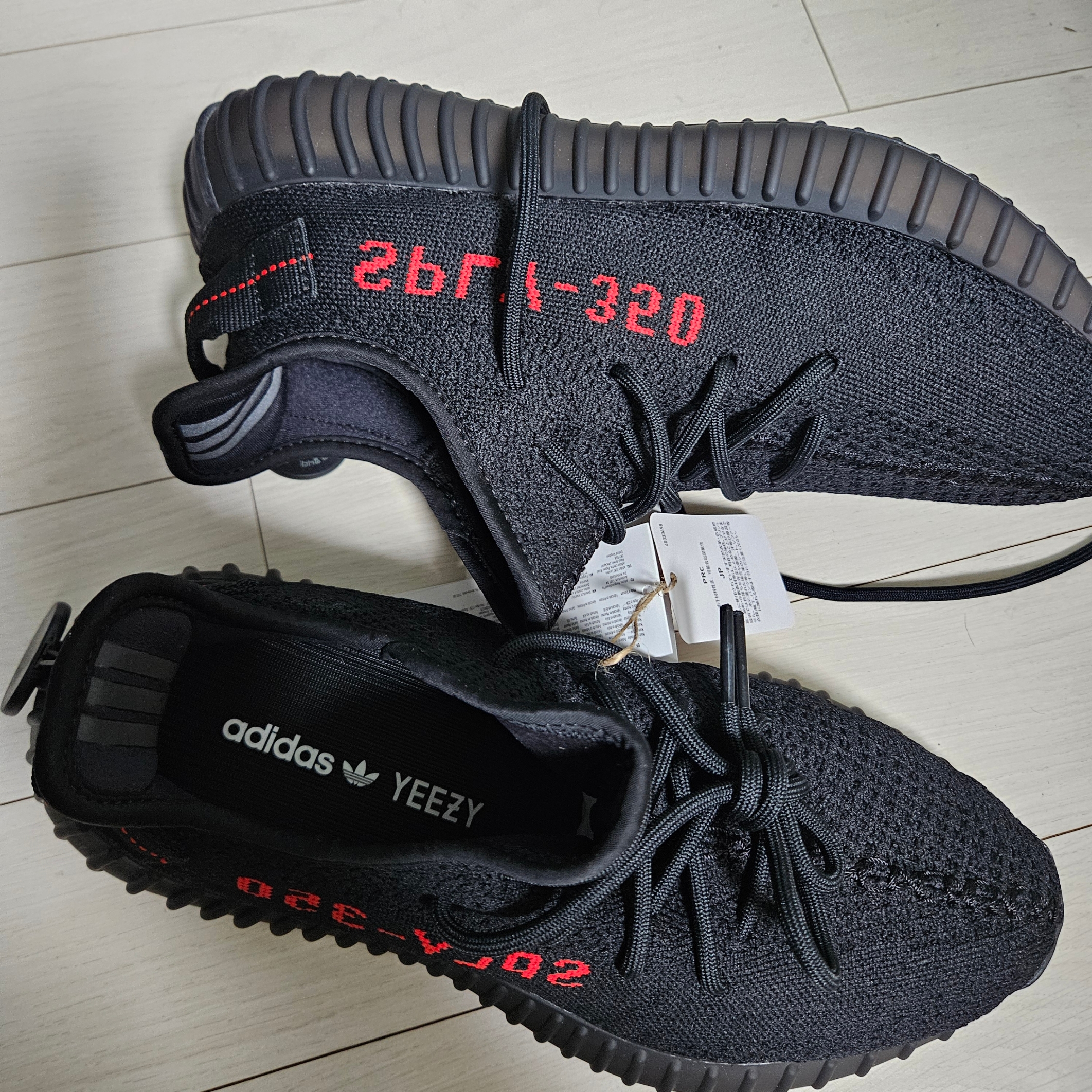 Adidas Yeezy Boost 350 V2 Black Red 2020 착용 스타일