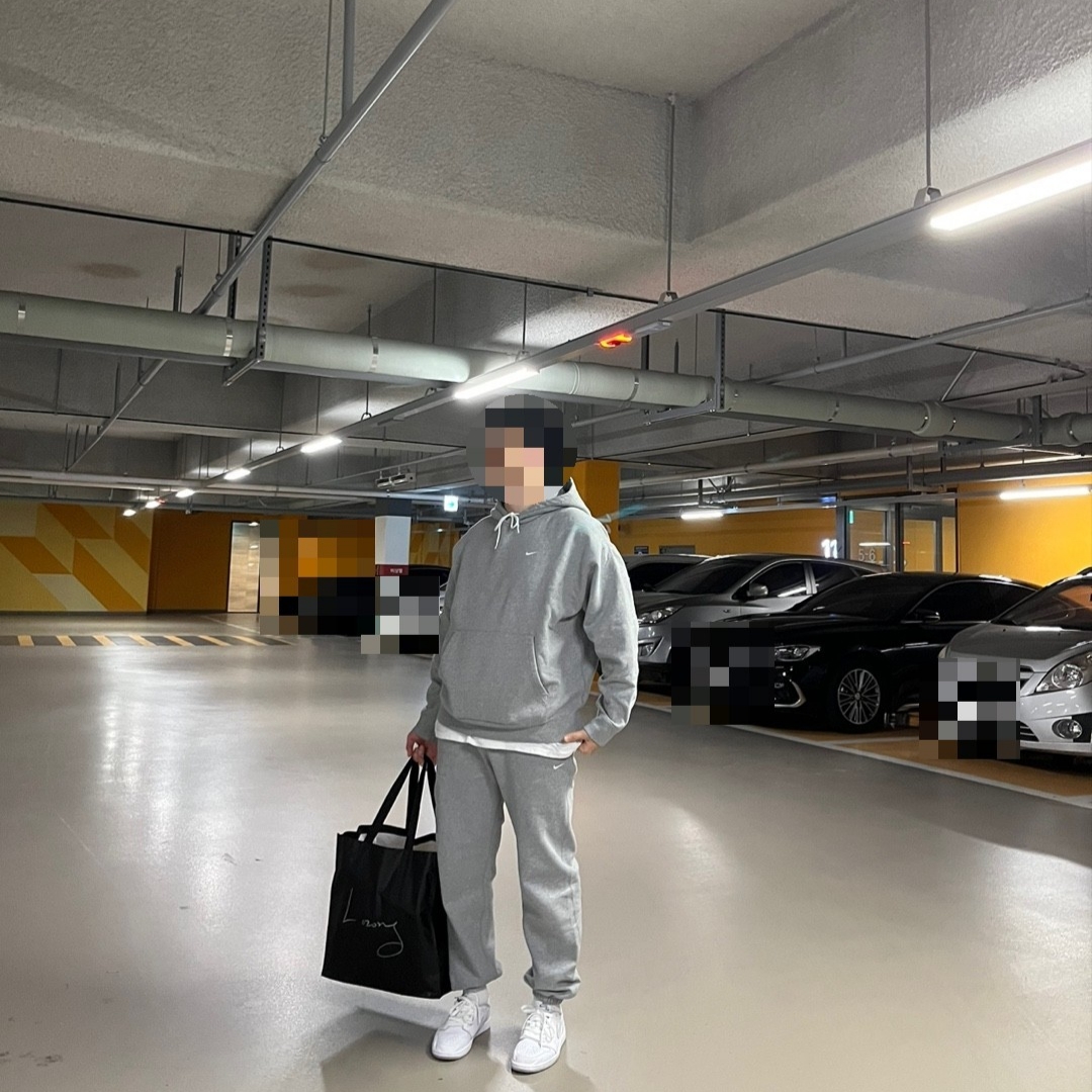 Jordan 1 Low OG Neutral Grey, Nike NRG Solo Swoosh Fleece Hoodie Dark Grey Heather - US/EU 착용 스타일