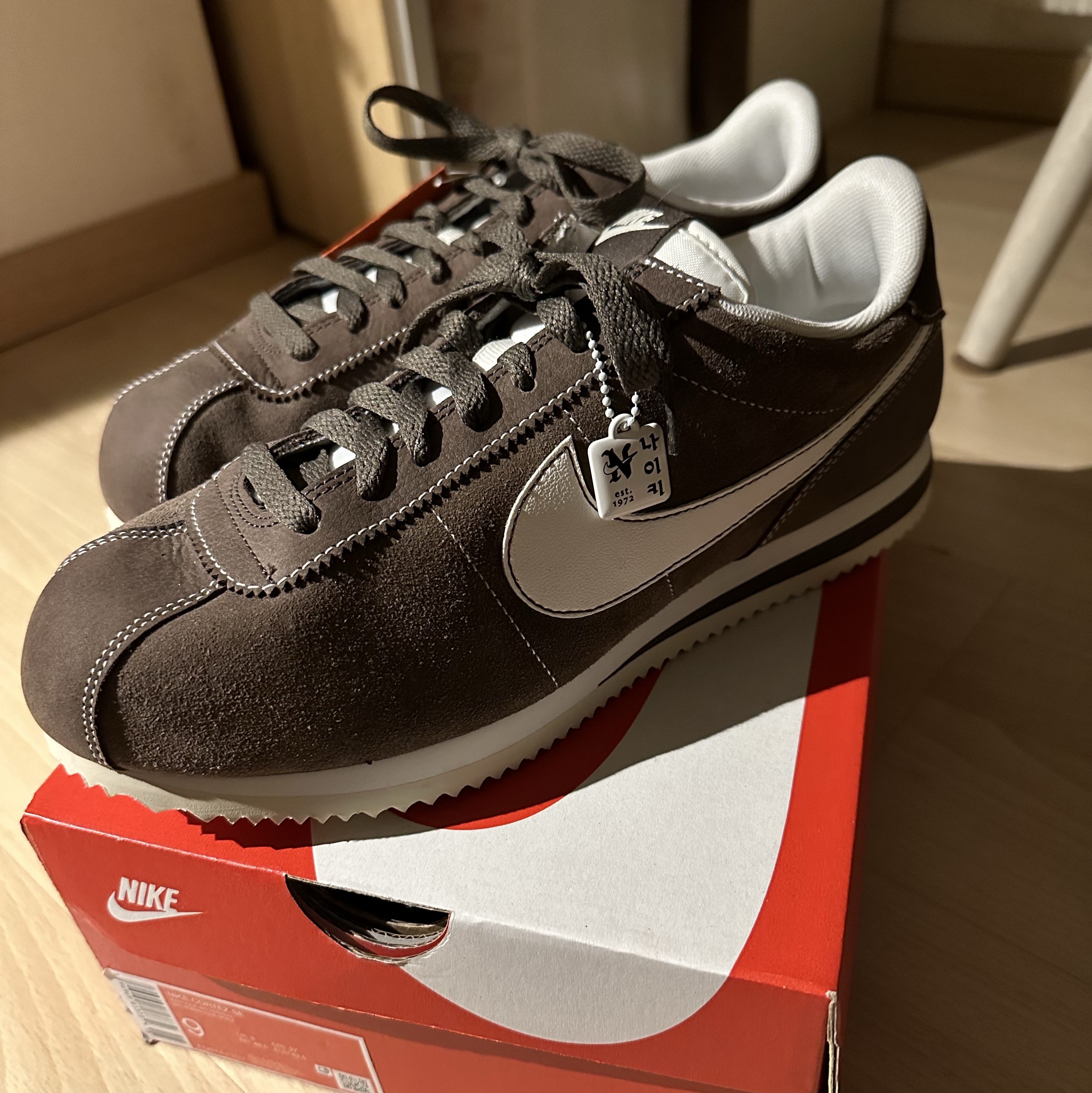 Nike Cortez SE Hangul Day Baroque Brown Sail 착용 스타일 - 1