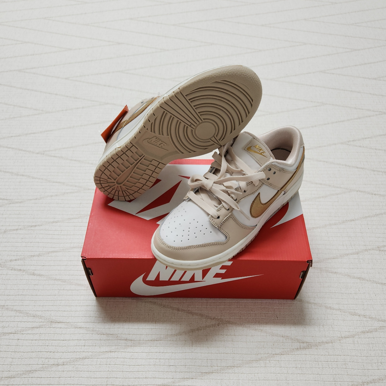 (W) Nike Dunk Low Sanddrift Metallic Gold 착용 스타일 - 2