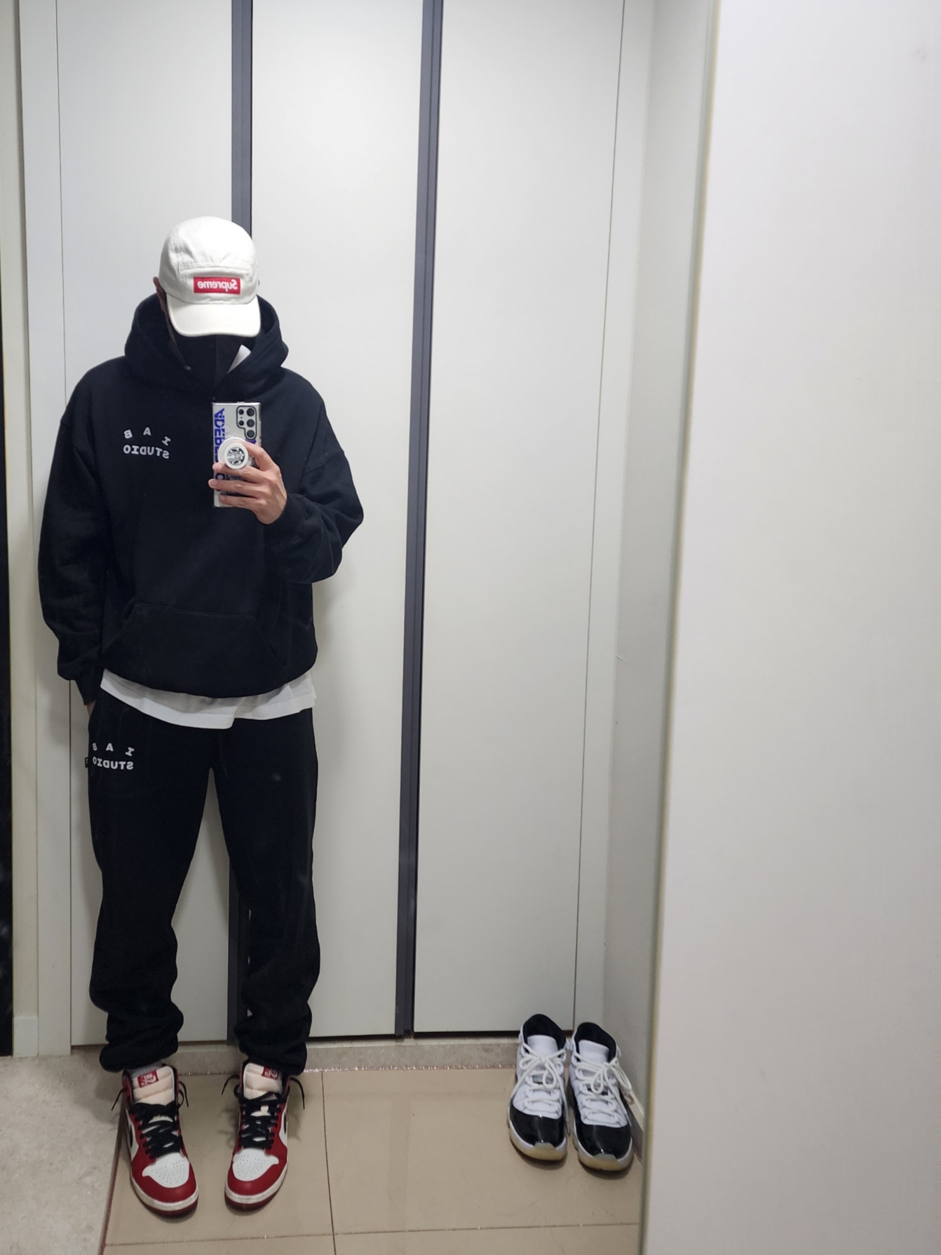 Supreme Denim Camp Cap Natural - 23SS, IAB Studio Sweatpants Black White - 22SS 착용 스타일 - 2