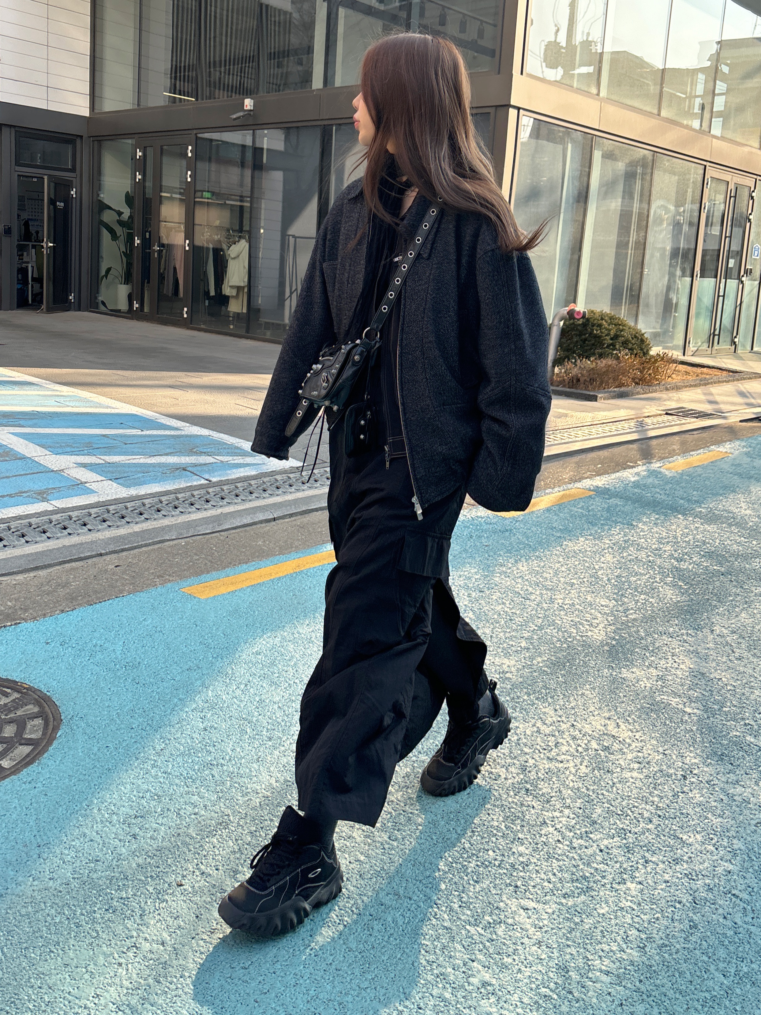 Oakley Factory Team x Brain Dead Chop Saw Black, Balenciaga Arena Lambskin Aged Silver Hardware Le Cagole XS Flap Bag Black 착용 스타일