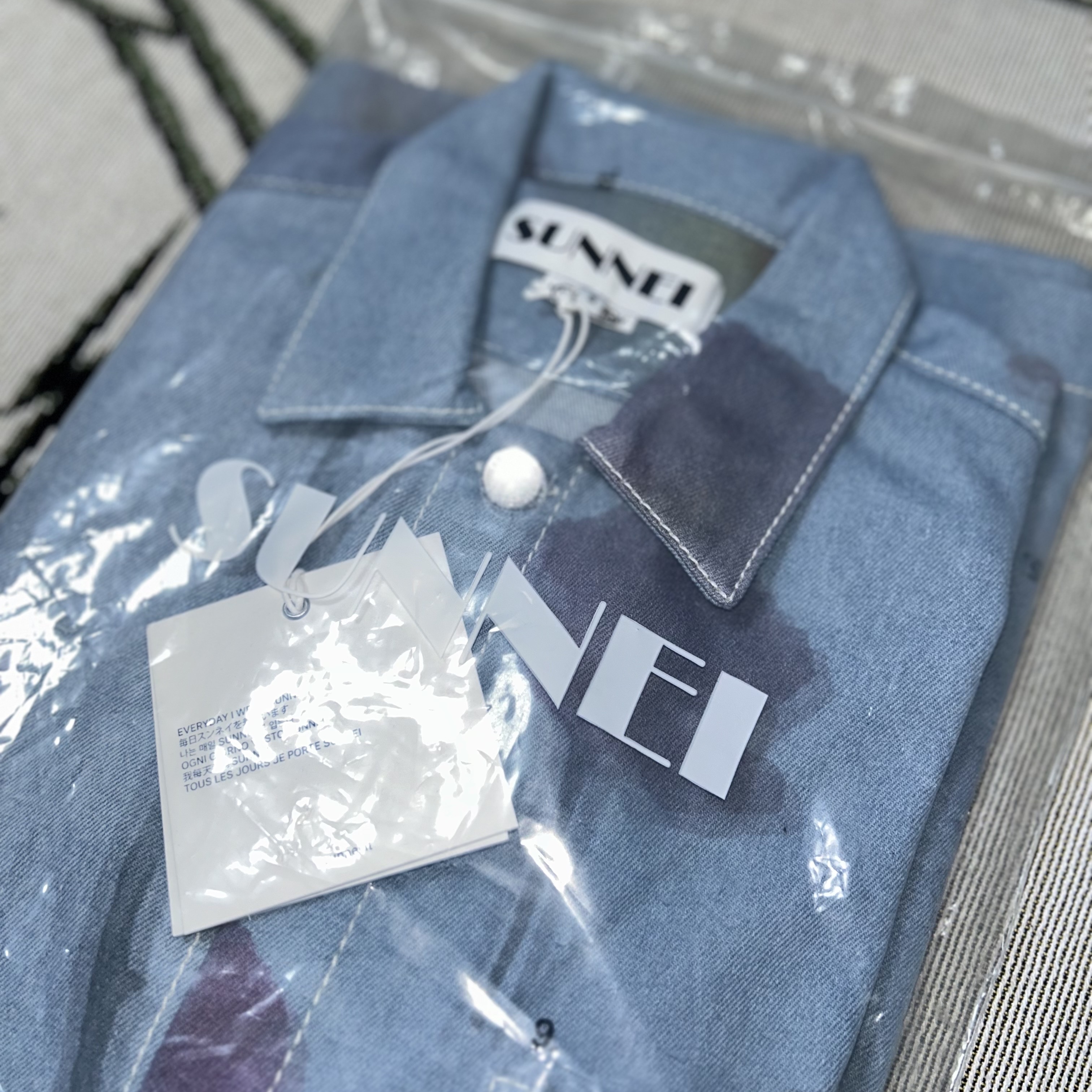 Sunnei Floral Printed Denim Shirt Light Wash 착용 스타일 - 10