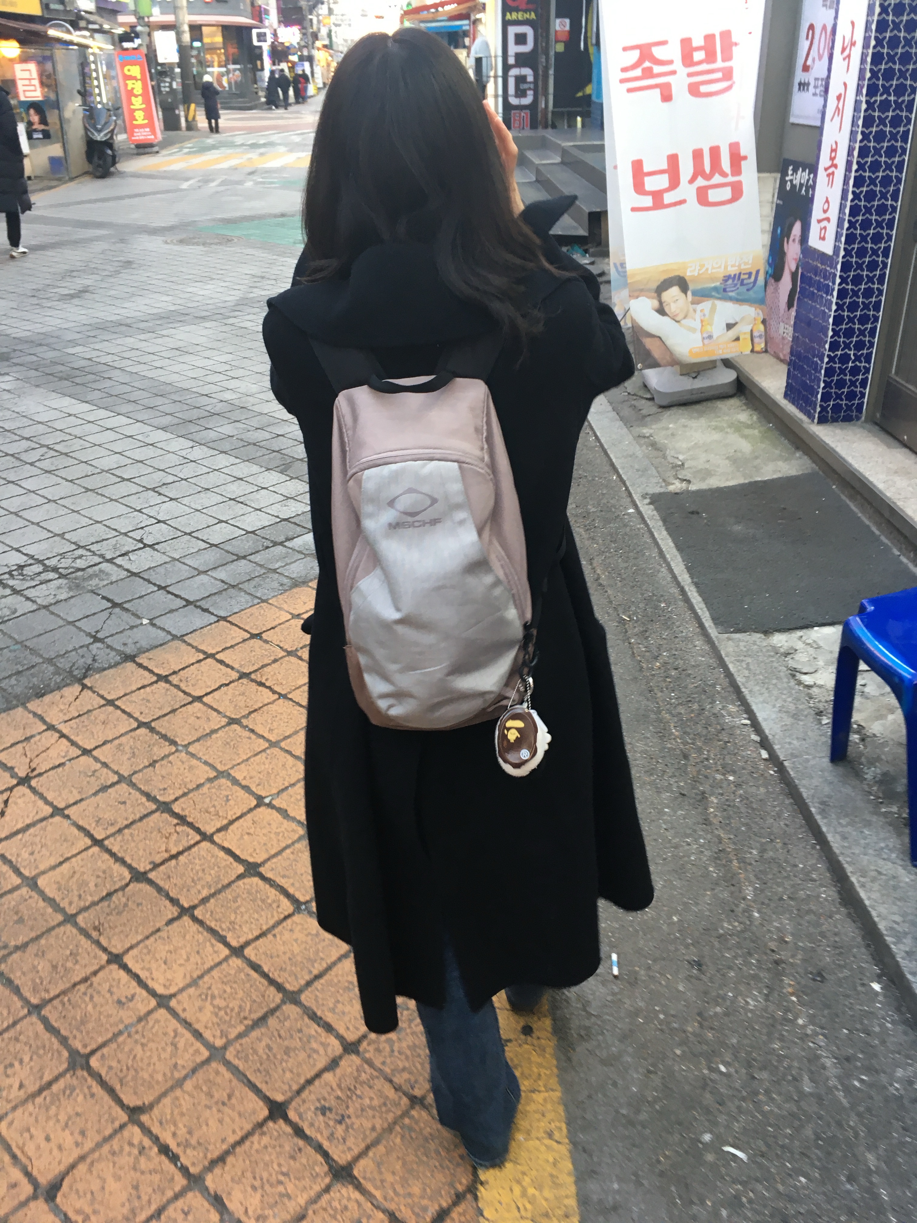 미스치프 롬버스 백팩 핑크 그레이, 베이프 에이프 헤드 코인 케이스 M 브라운 착용 스타일 - 2