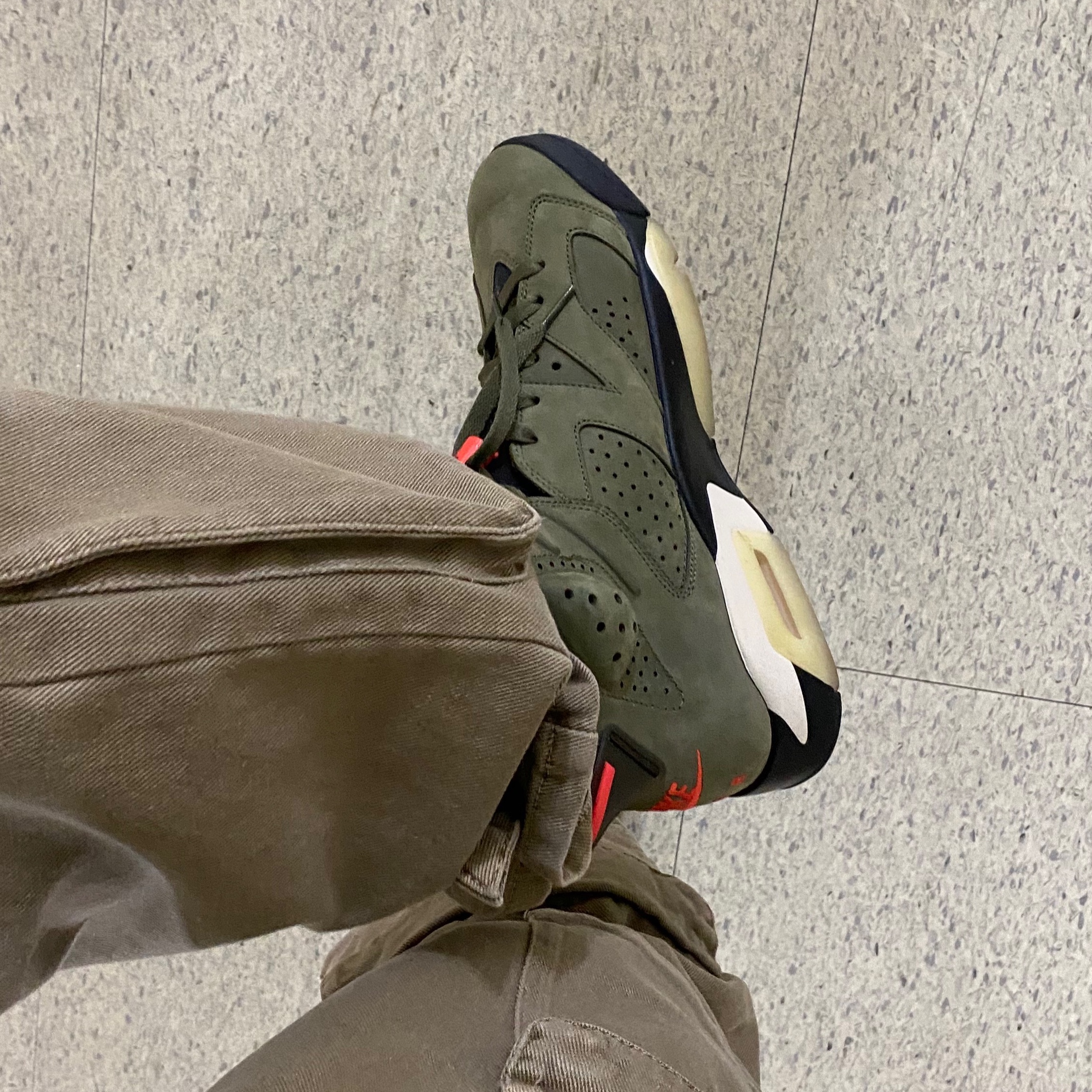 Supreme Featherweight Down Puffer Jacket Olive - 23FW, Jordan 6 x Travis Scott Retro Olive 착용 스타일 - 2