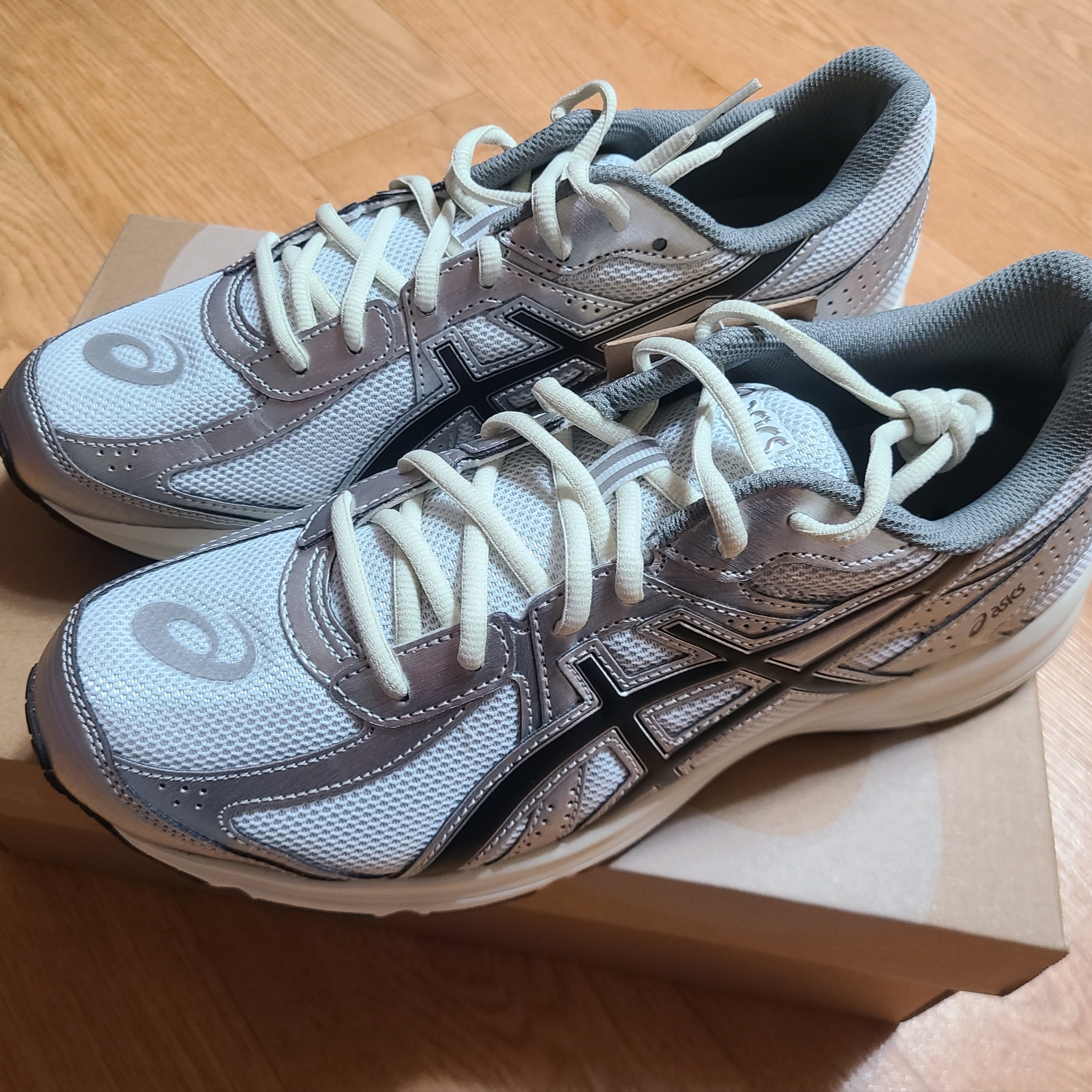Asics Jog 100 S White Black - 2E Wide 착용 스타일