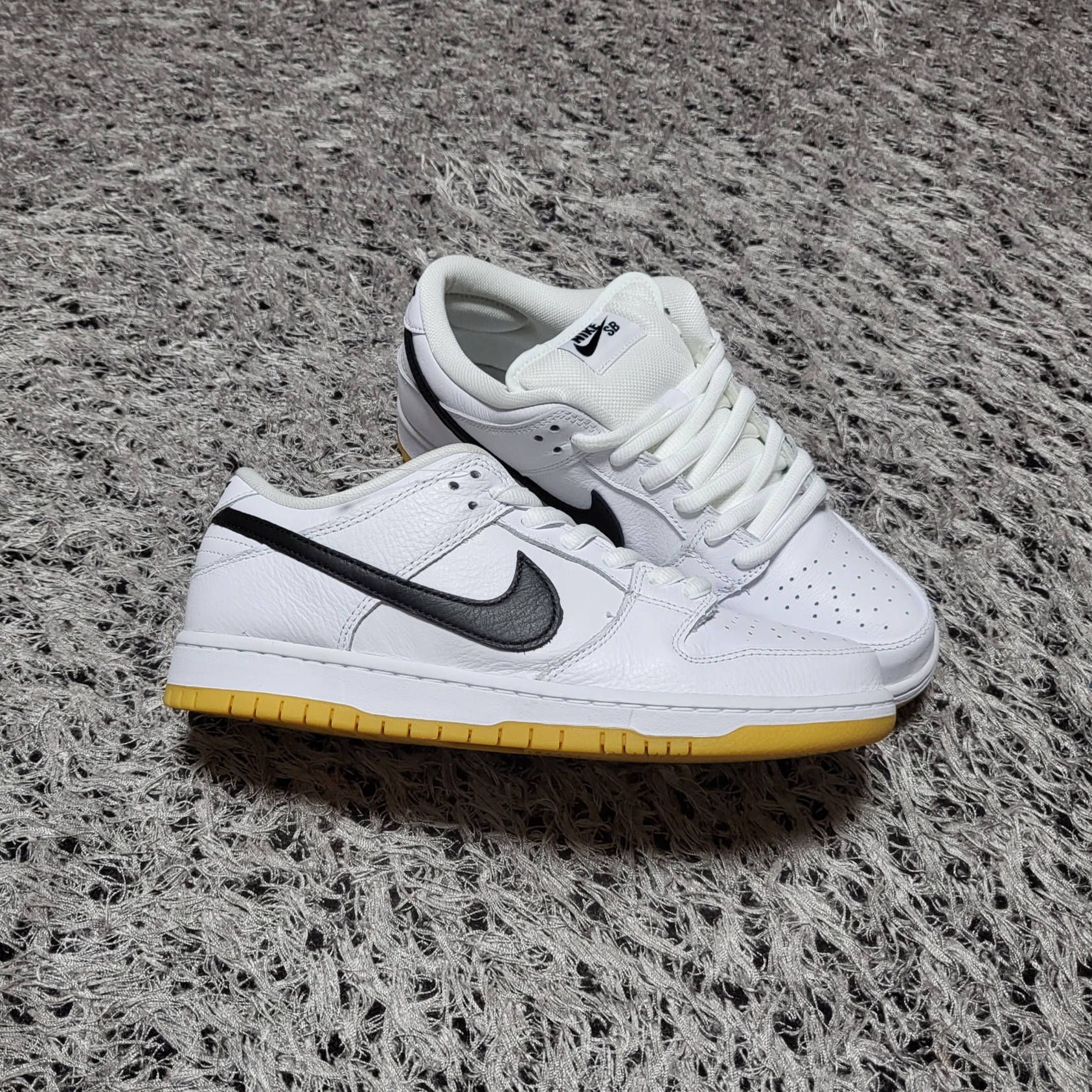Nike SB Dunk Low Pro White and Gum Light Brown 착용 스타일