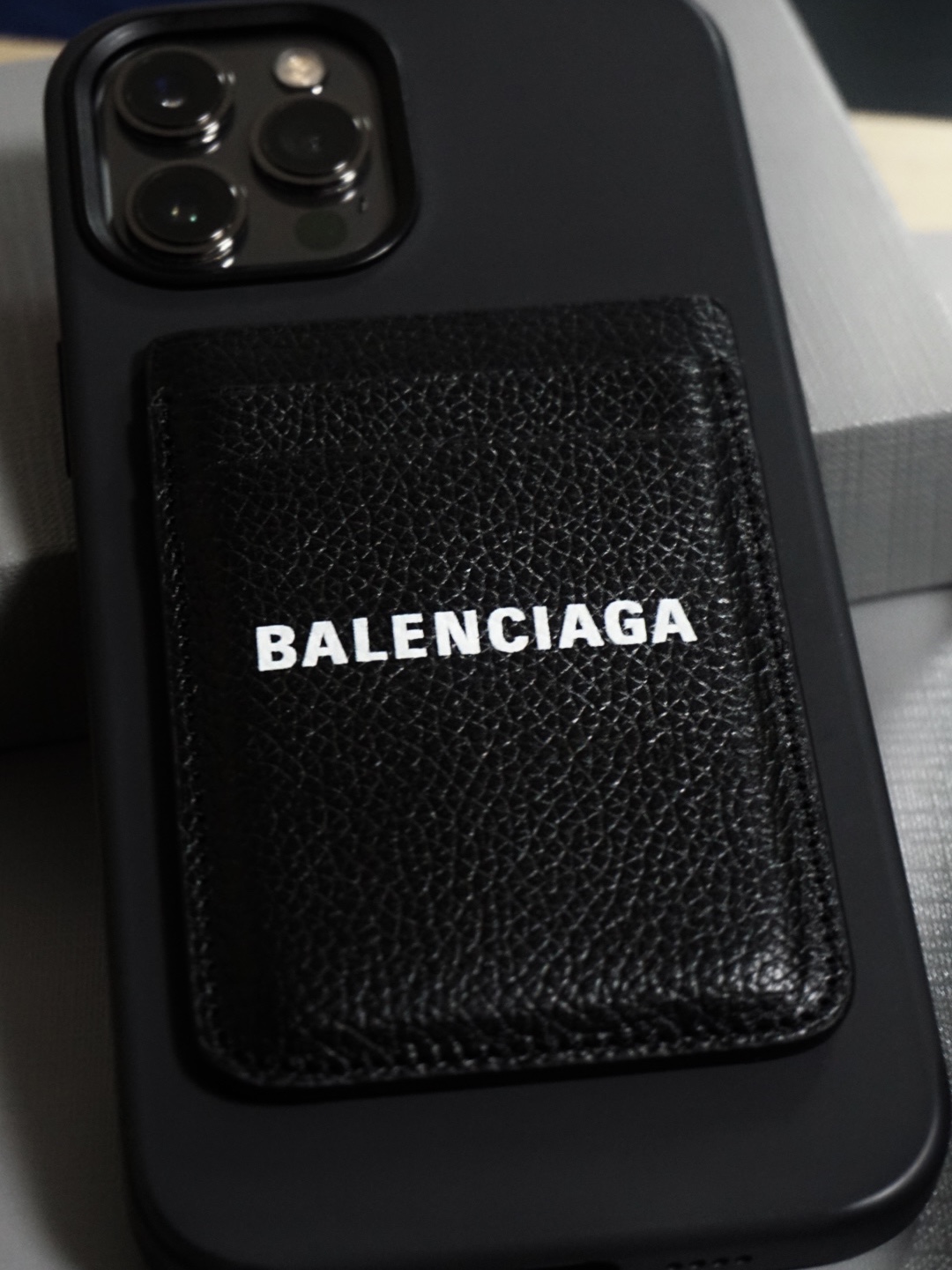 Balenciaga Grained Calfskin Cash Magnetic Card Holder Black White 착용 스타일