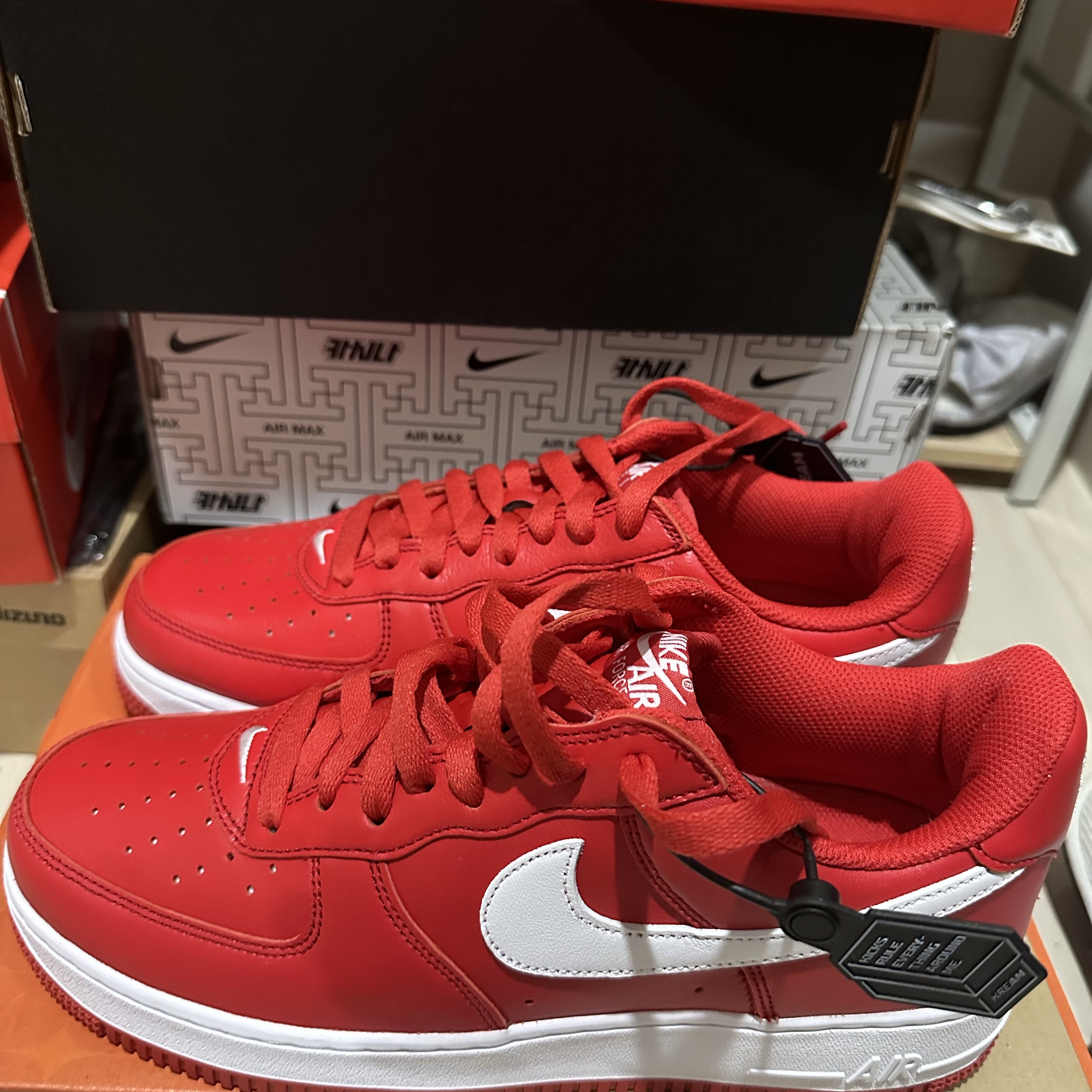 Nike Air Force 1 Low Retro Color of the Month University Red 착용 스타일