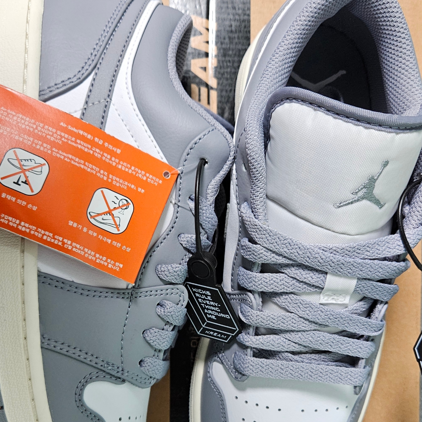 Jordan 1 Low Stealth and White 착용 스타일