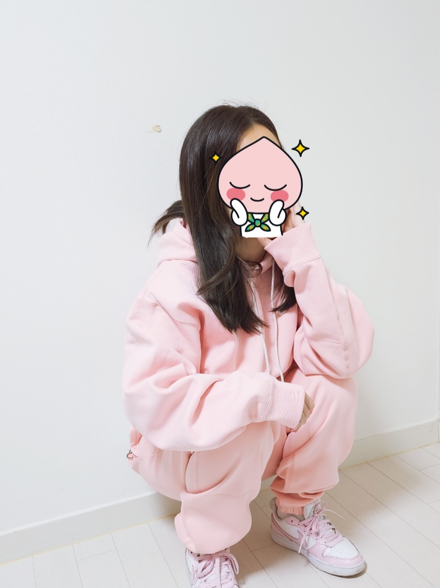 Nike NRG Solo Swoosh Fleece Hoodie Bleached Coral - US/EU, (W) Nike NRG Solo Swoosh Fleece Pants Bleached Coral - US/EU 착용 스타일 - 1