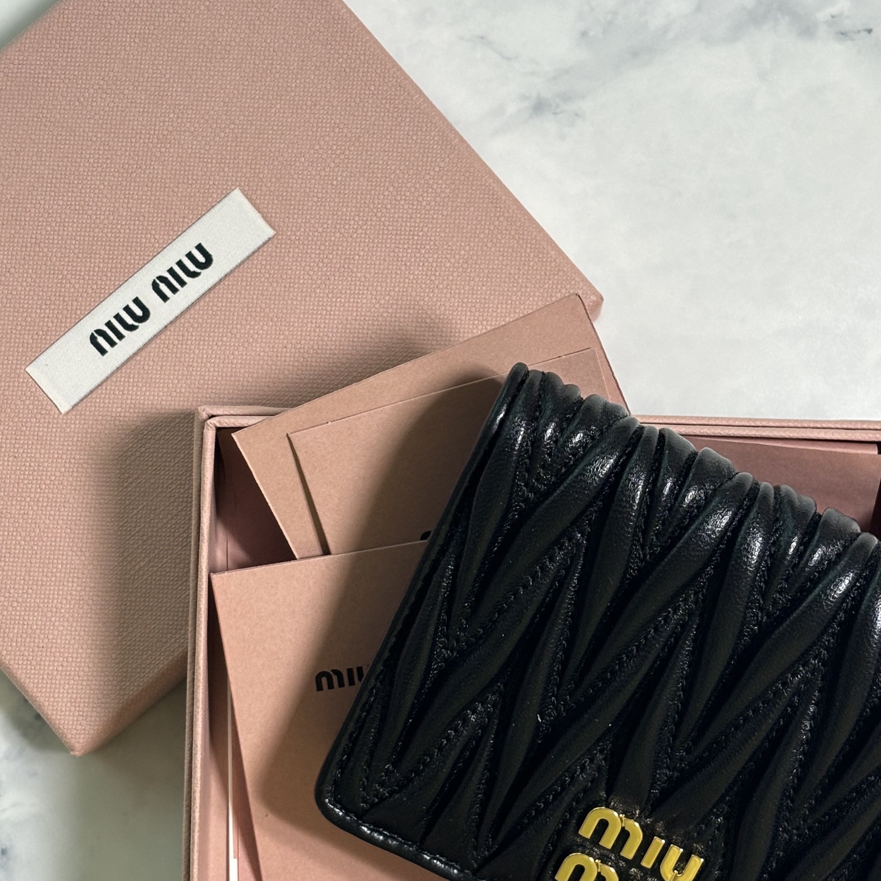 Miu Miu Matelasse Nappa Leather Wallet Black 착용 스타일