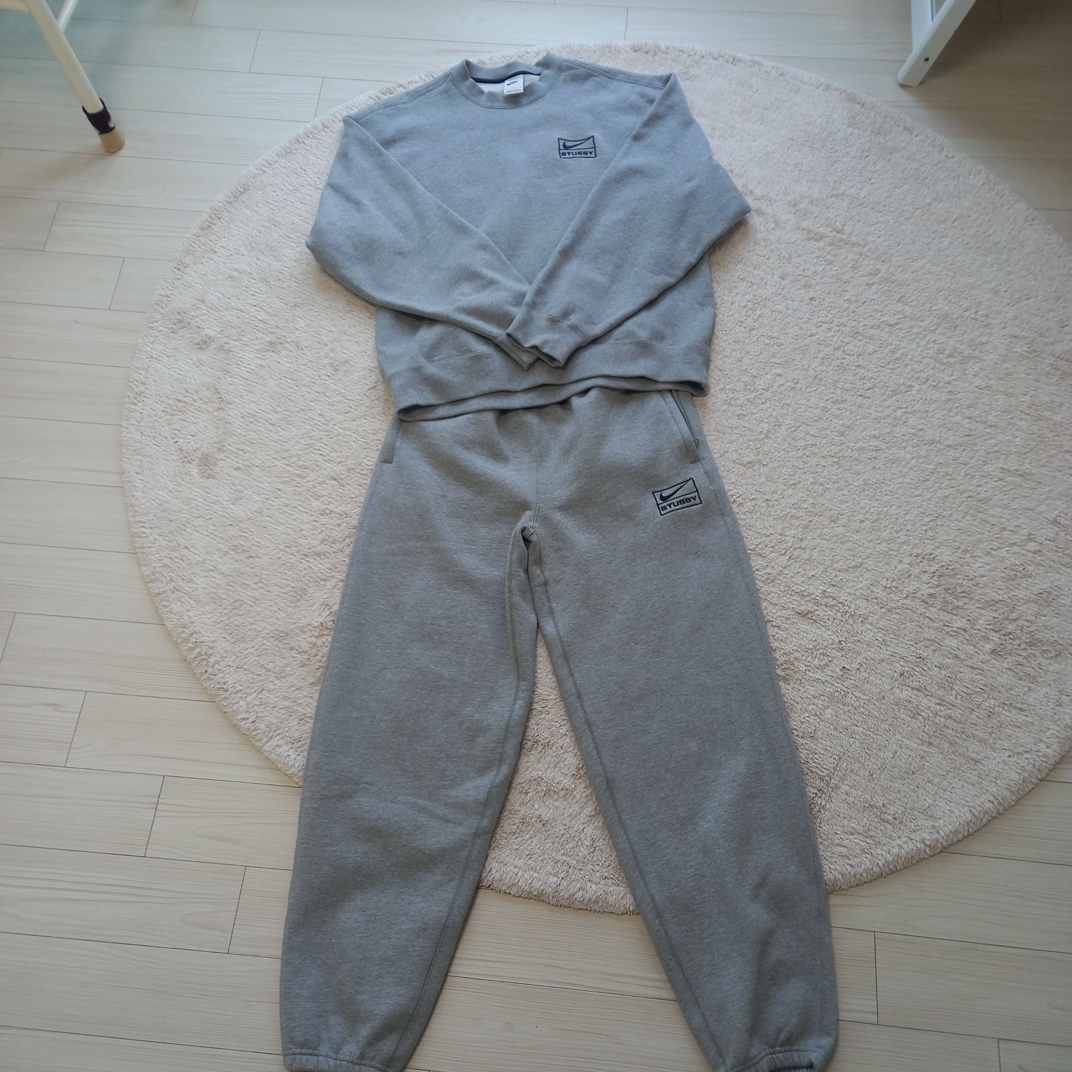 Nike x Stussy NRG Fleece Pants Dark Grey Heather (DO9340-063) 착용 스타일 - 4