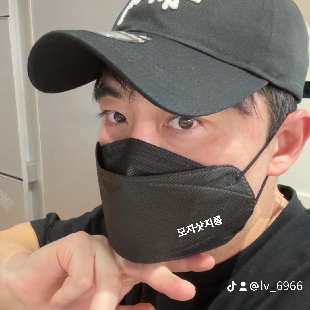 Stussy Basic New Era 9Twenty Basic Strapback Black 착용 스타일