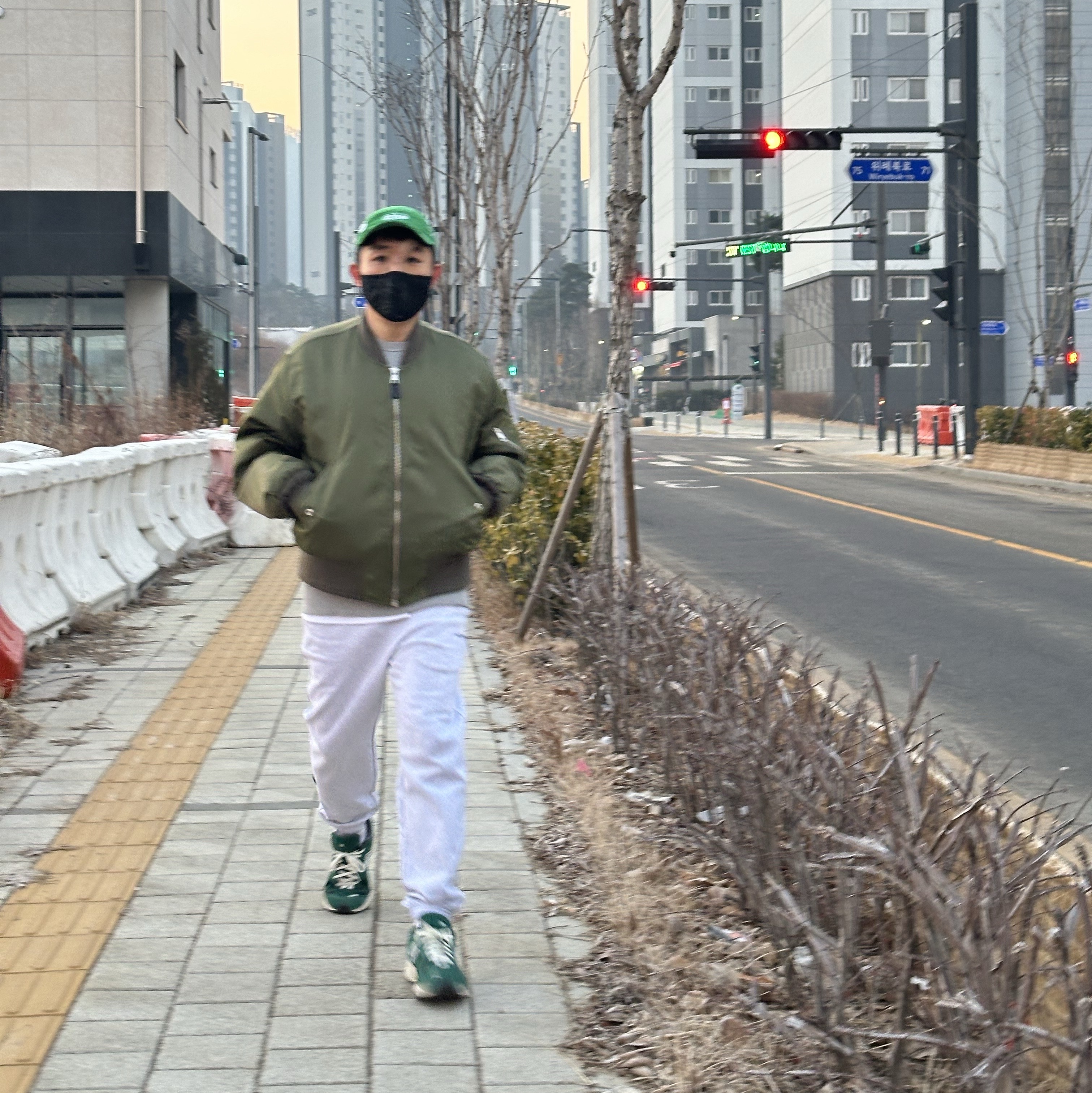 New Balance 2002R Nightwatch Green, Nike x Off-White Fly Cap Kelly Green 착용 스타일