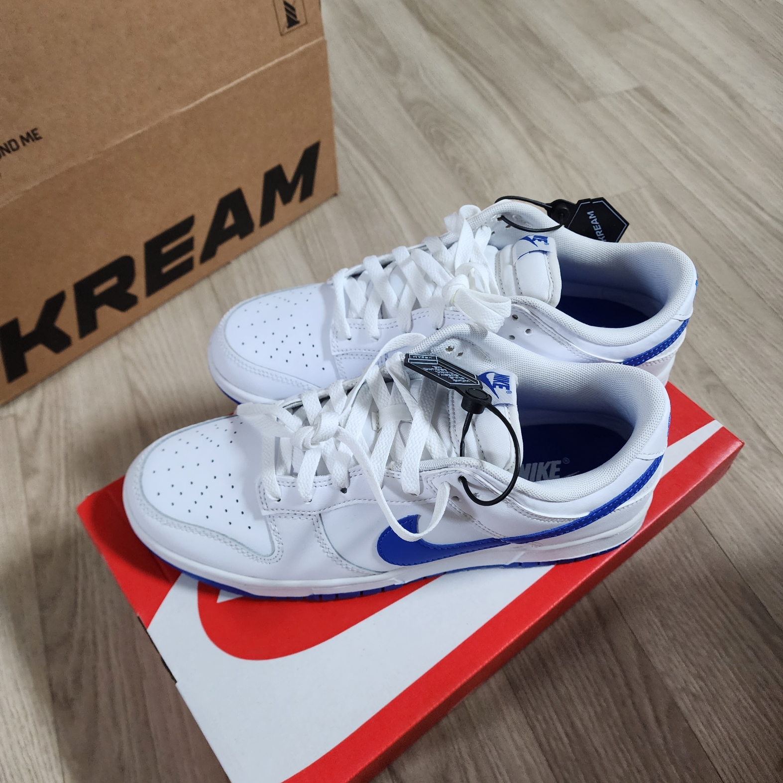 Nike Dunk Low Retro White Hyper Royal 착용 스타일