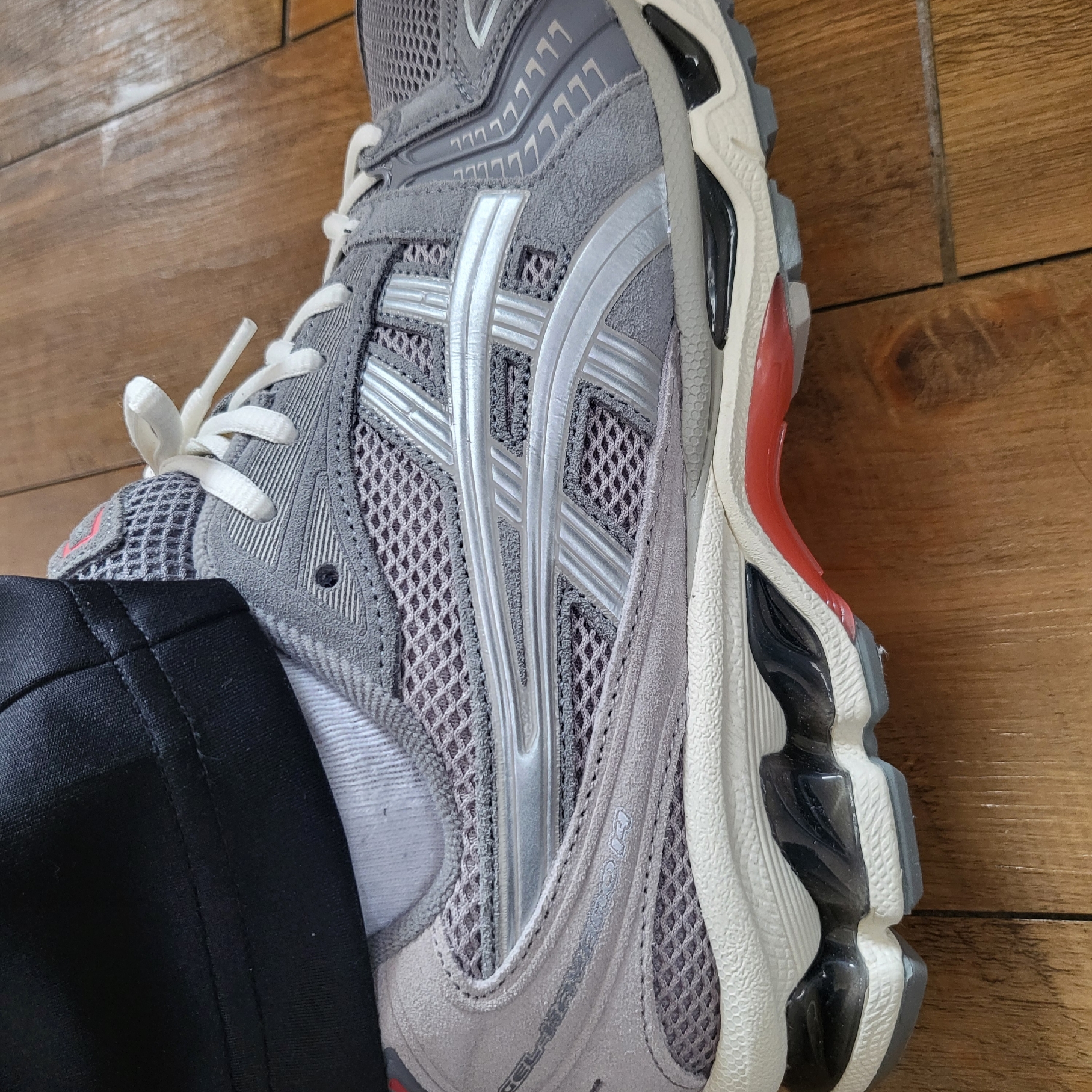 Asics Gel-Kayano 14 Clay Grey Pure Silver 착용 스타일